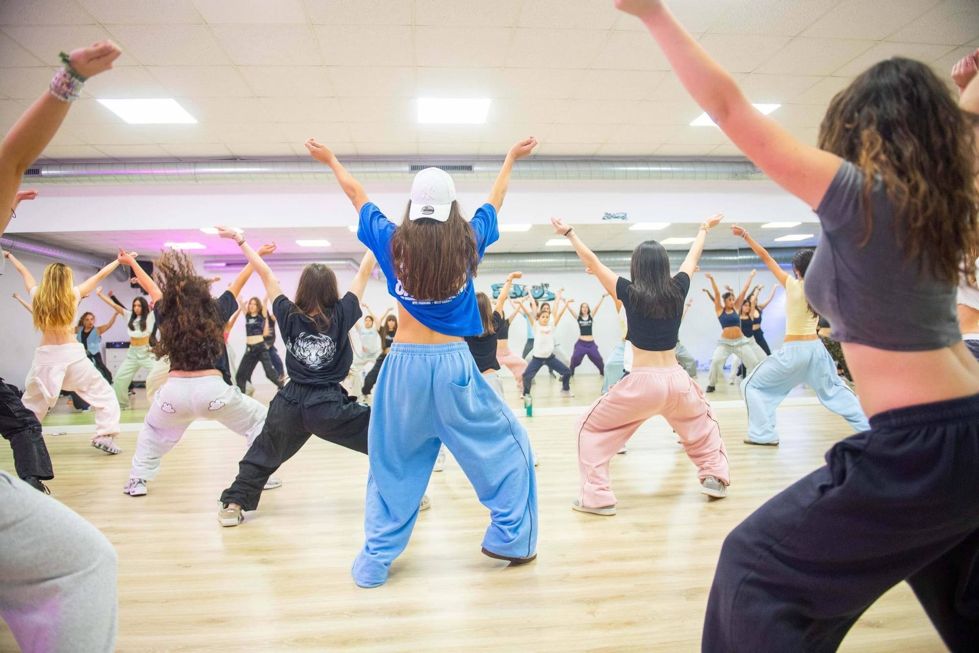 Alumnas bailando en plena clase frente a los espejos del aula