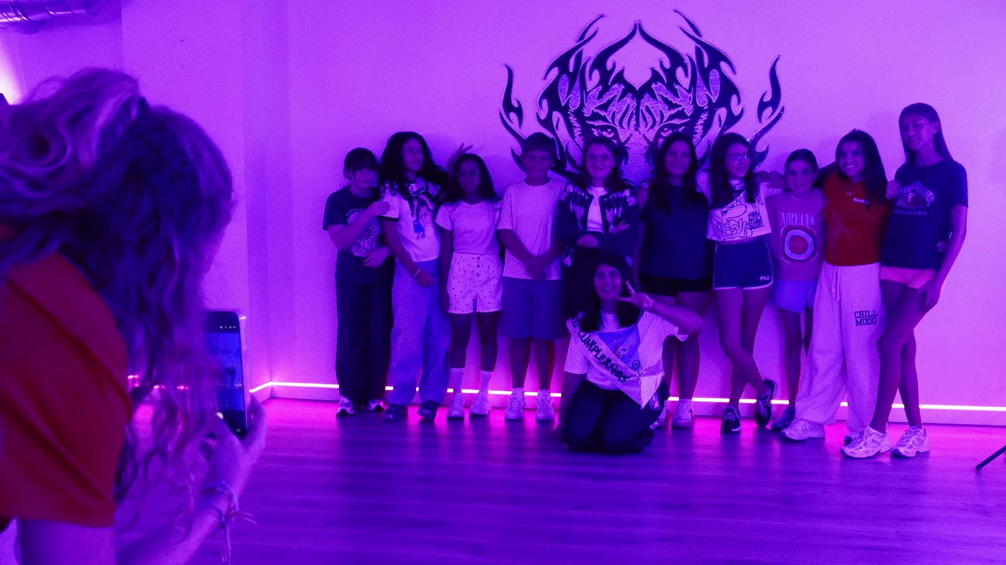 Grupo de niñas y niños posando delante del tigre de The Vibe