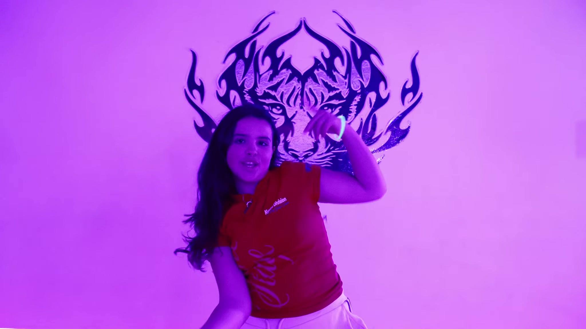 Niña bailando delante del tigre de The Vibe