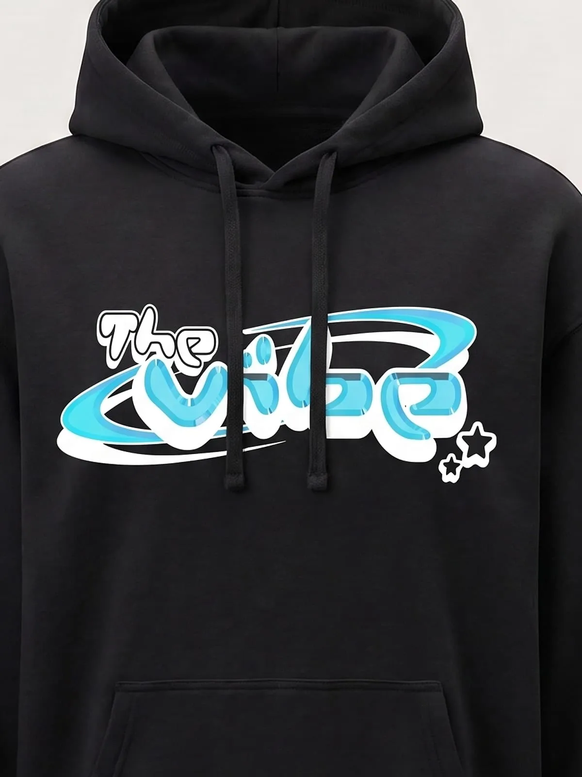 Detalle del logo de The Vibe en cian y blanco estampado en la sudadera con capucha negra