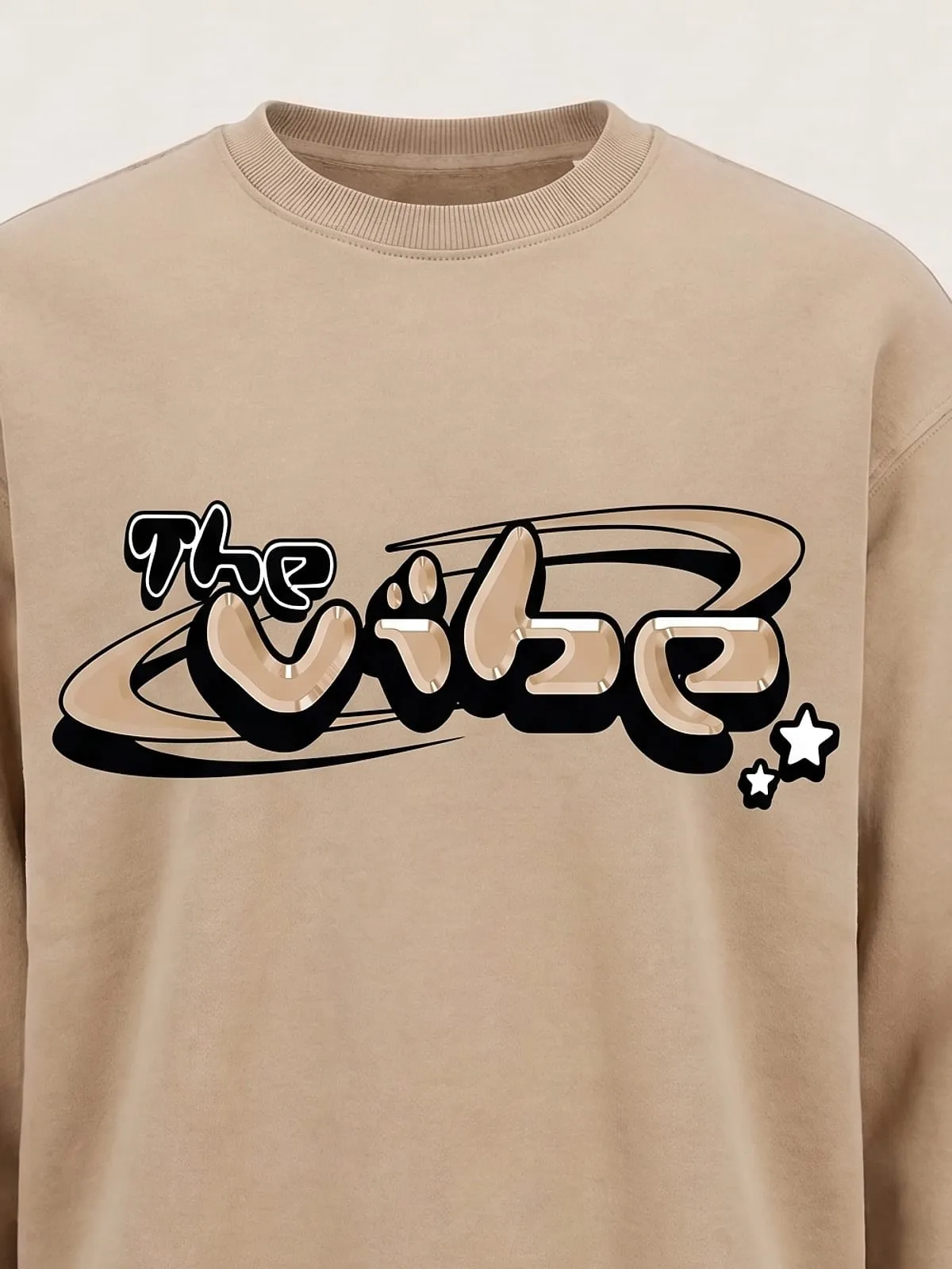 Detalle del logo de The Vibe en arena estampado en la sudadera arena