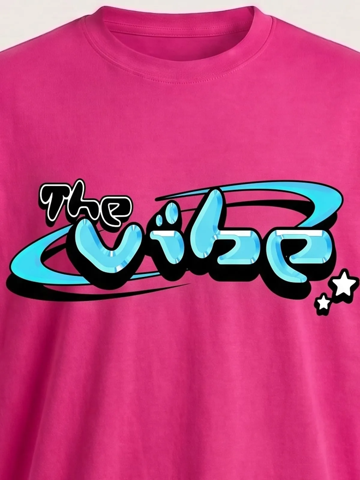 Detalle del logo de The Vibe en cian estampado en la camiseta fucsia