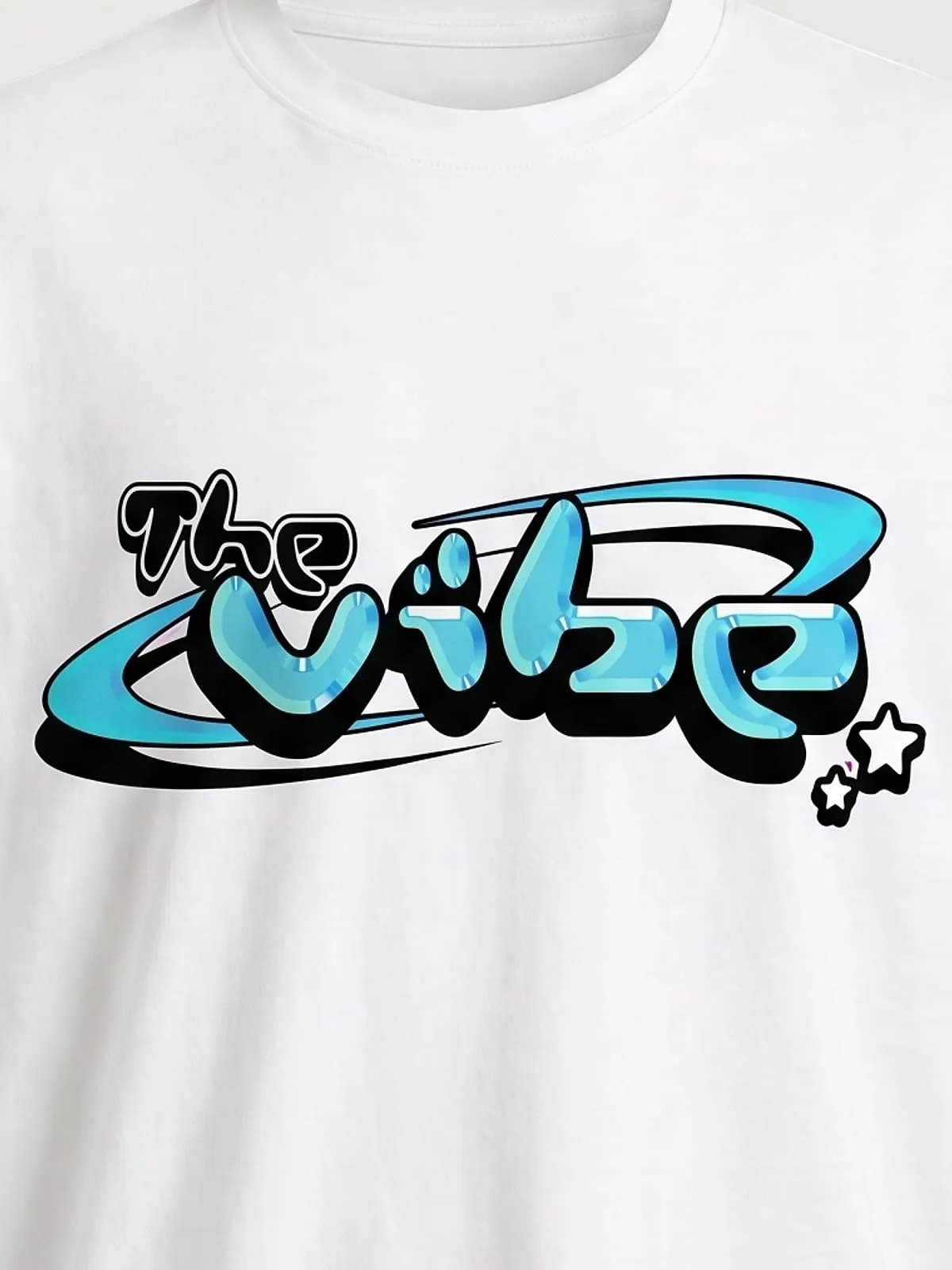 Detalle del logo de The Vibe en cian estampado en la camiseta blanca