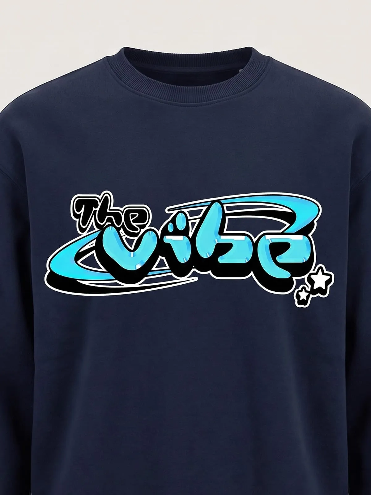 Detalle del logo de The Vibe en cian estampado en la sudadera azul marino