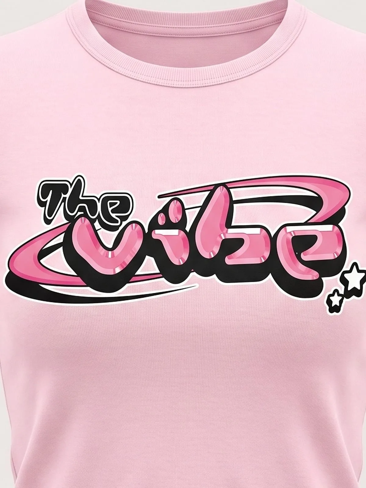 Detalle del logo de The Vibe en rosa estampado en la baby tee rosa