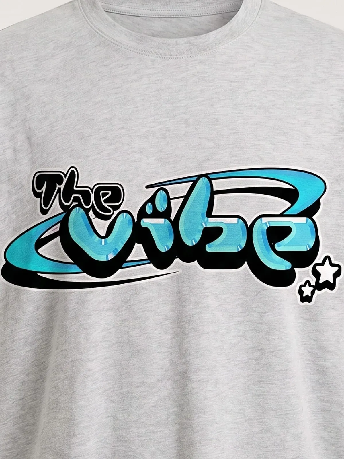 Detalle del logo de The Vibe en cian estampado en la camiseta gris jaspeada