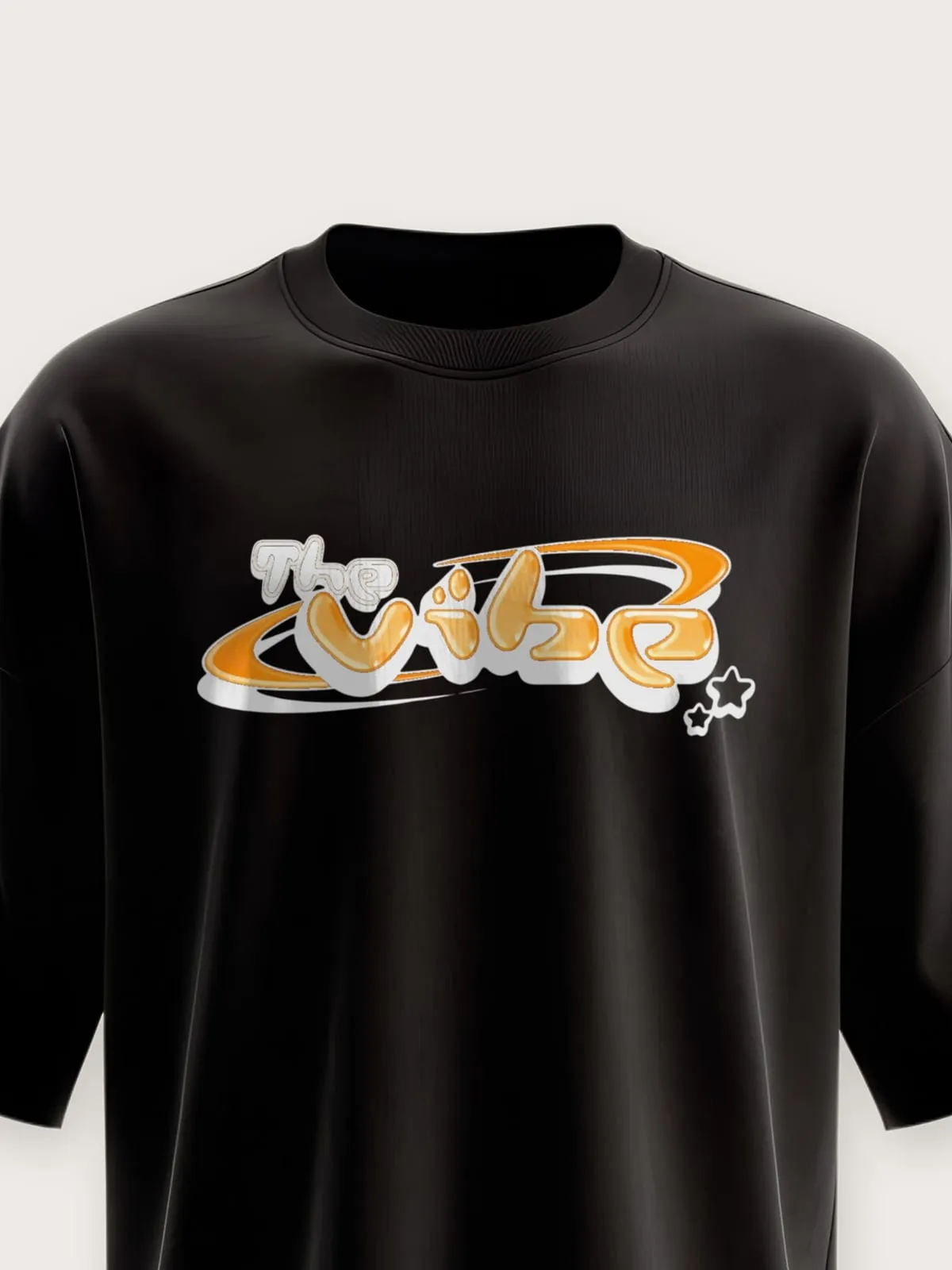Detalle del logo de The Vibe en naranja estampado en la camiseta negra de Latinos