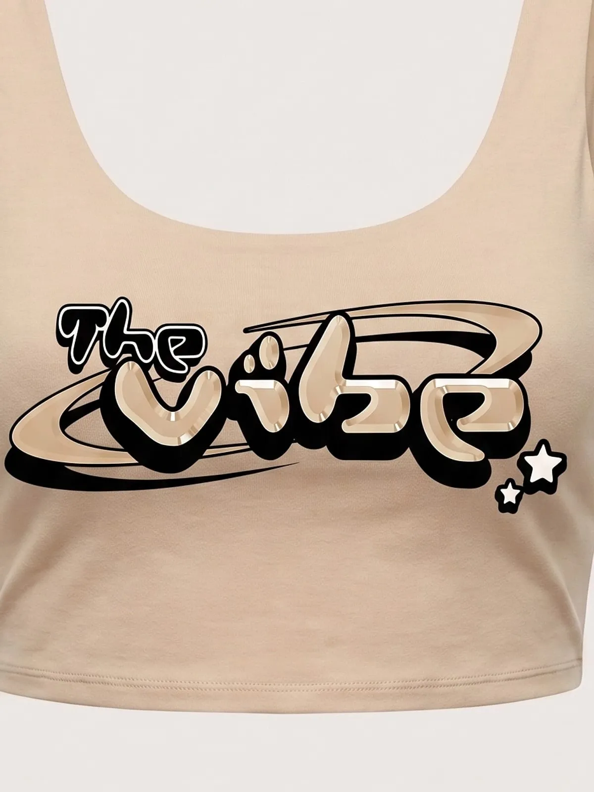 Detalle del logo de The Vibe en arena estampado en el top deportivo arena