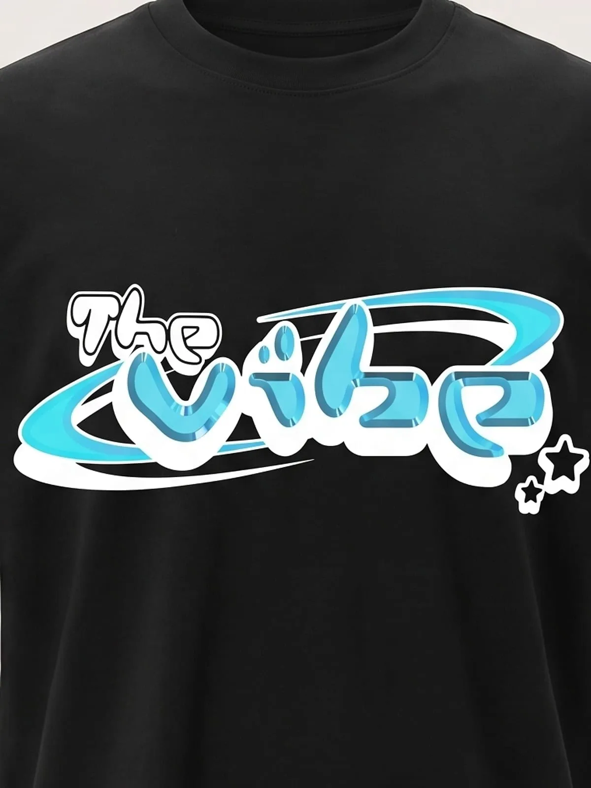 Detalle del logo de The Vibe en cian y blanco estampado en la camiseta negra