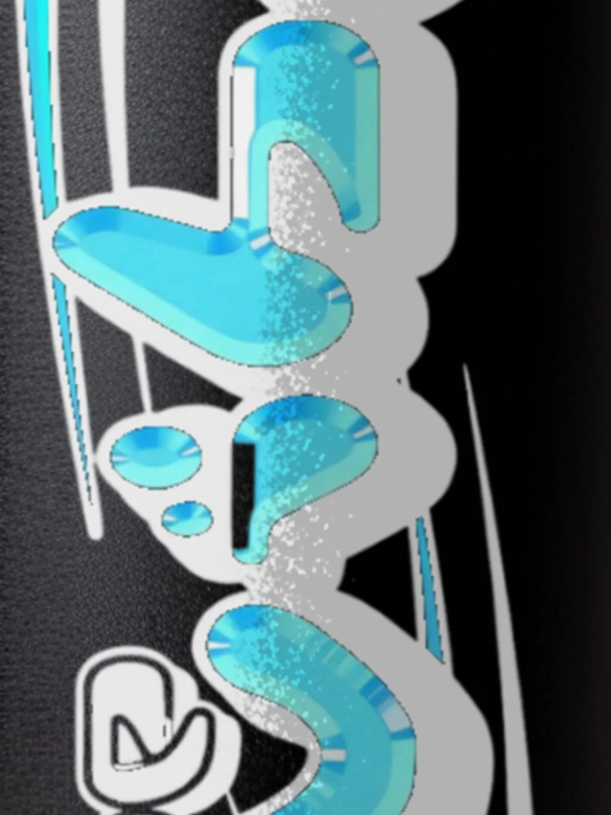 Detalle del logo de The Vibe en cian estampado en la botella negra