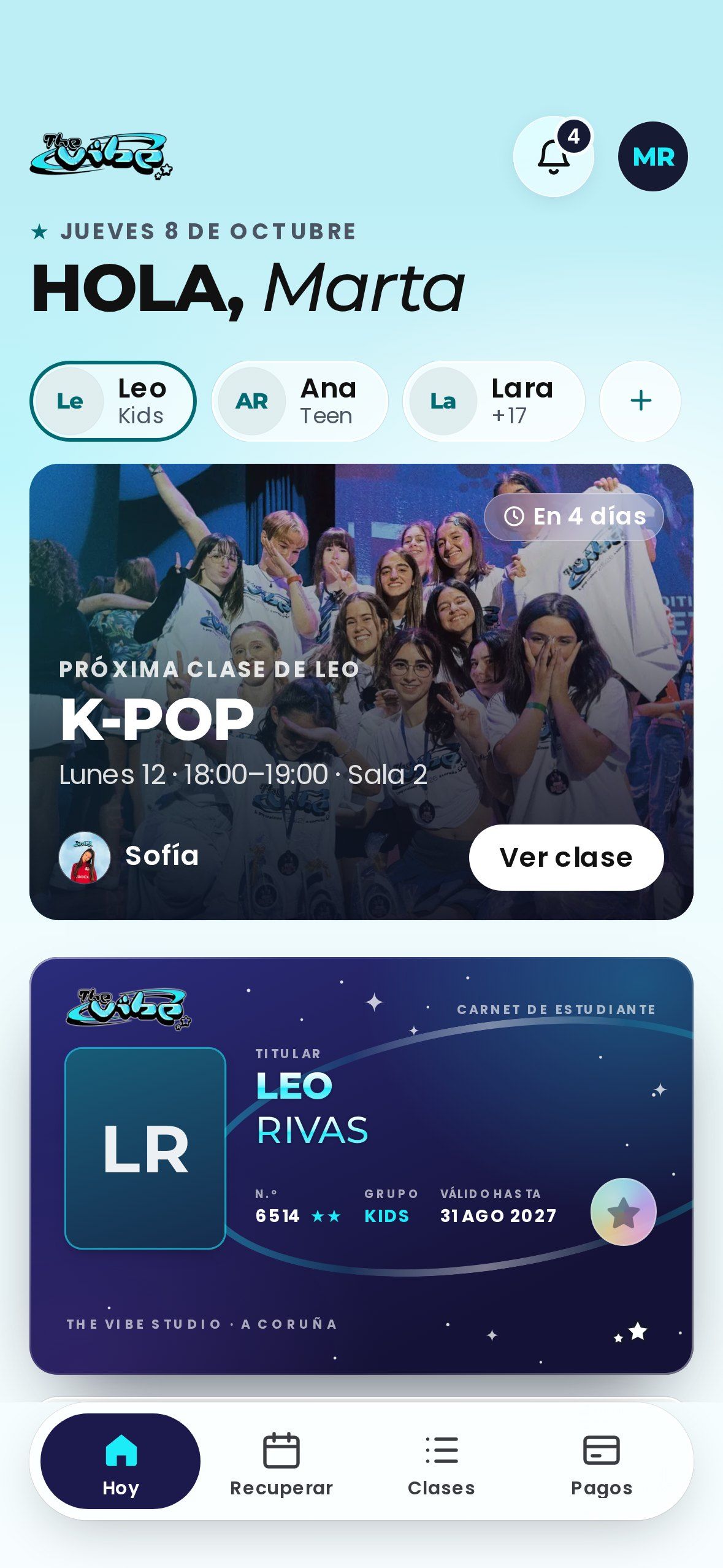 Pantalla de una madre con sus tres hijos en la app