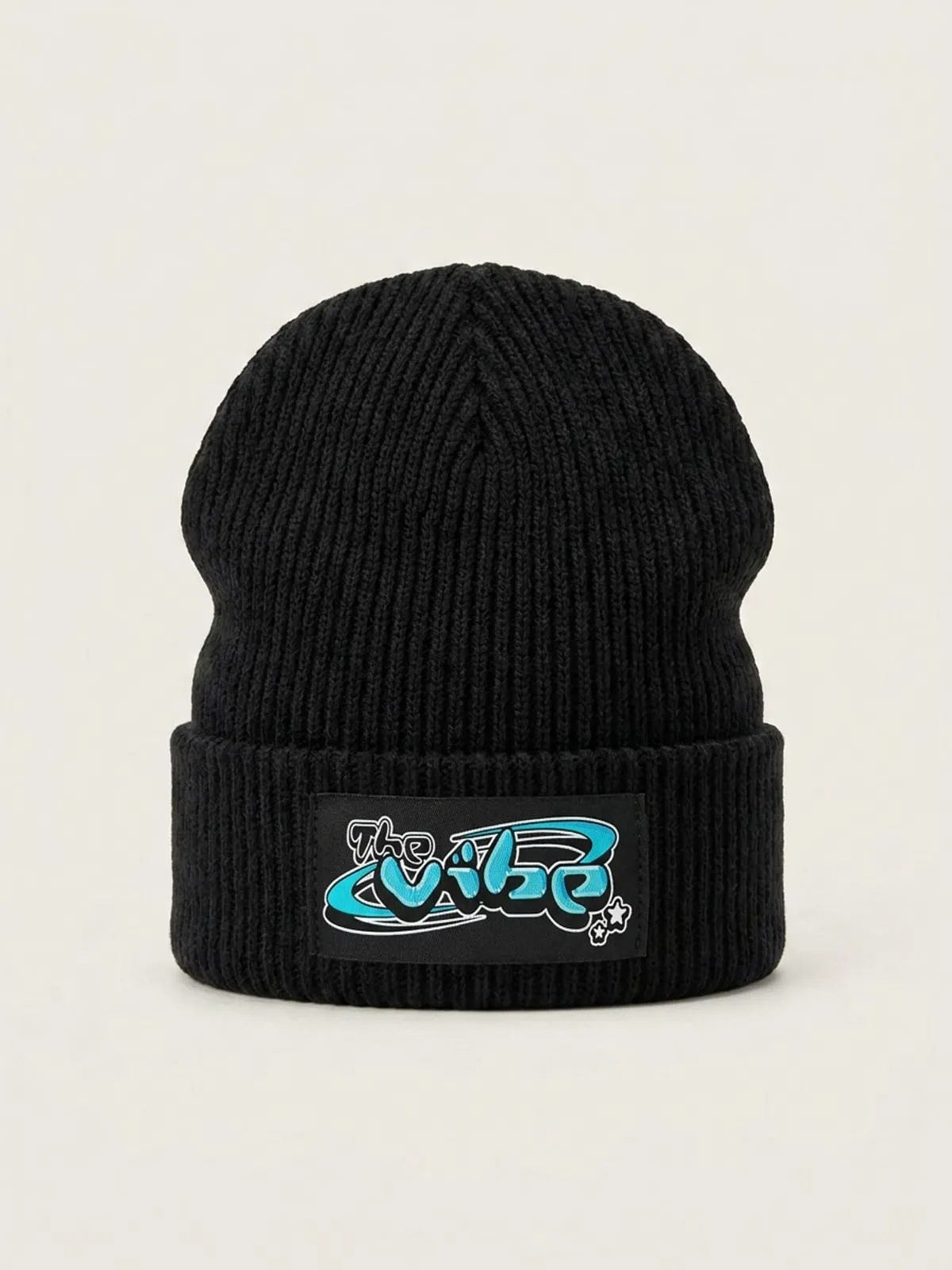Gorro negro con el logo de The Vibe en cian, foto de producto de frente