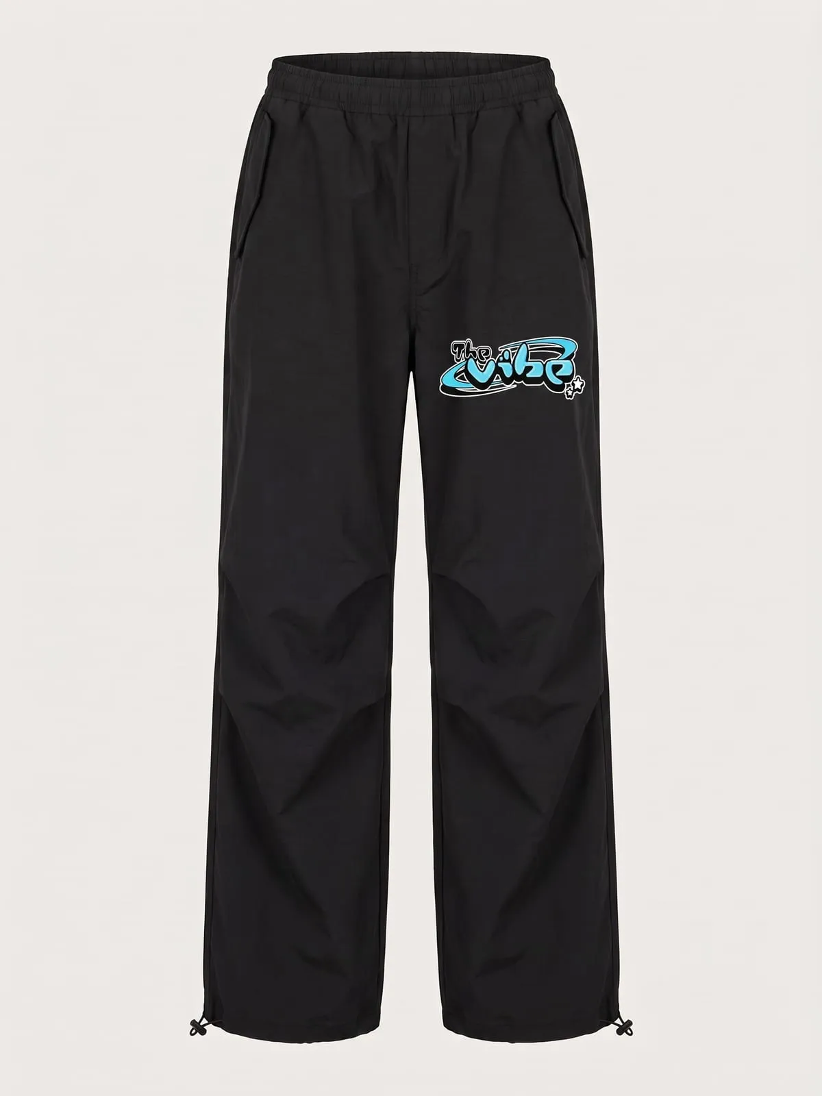 Pantalón ancho negro con el logo de The Vibe en cian, foto de producto de frente