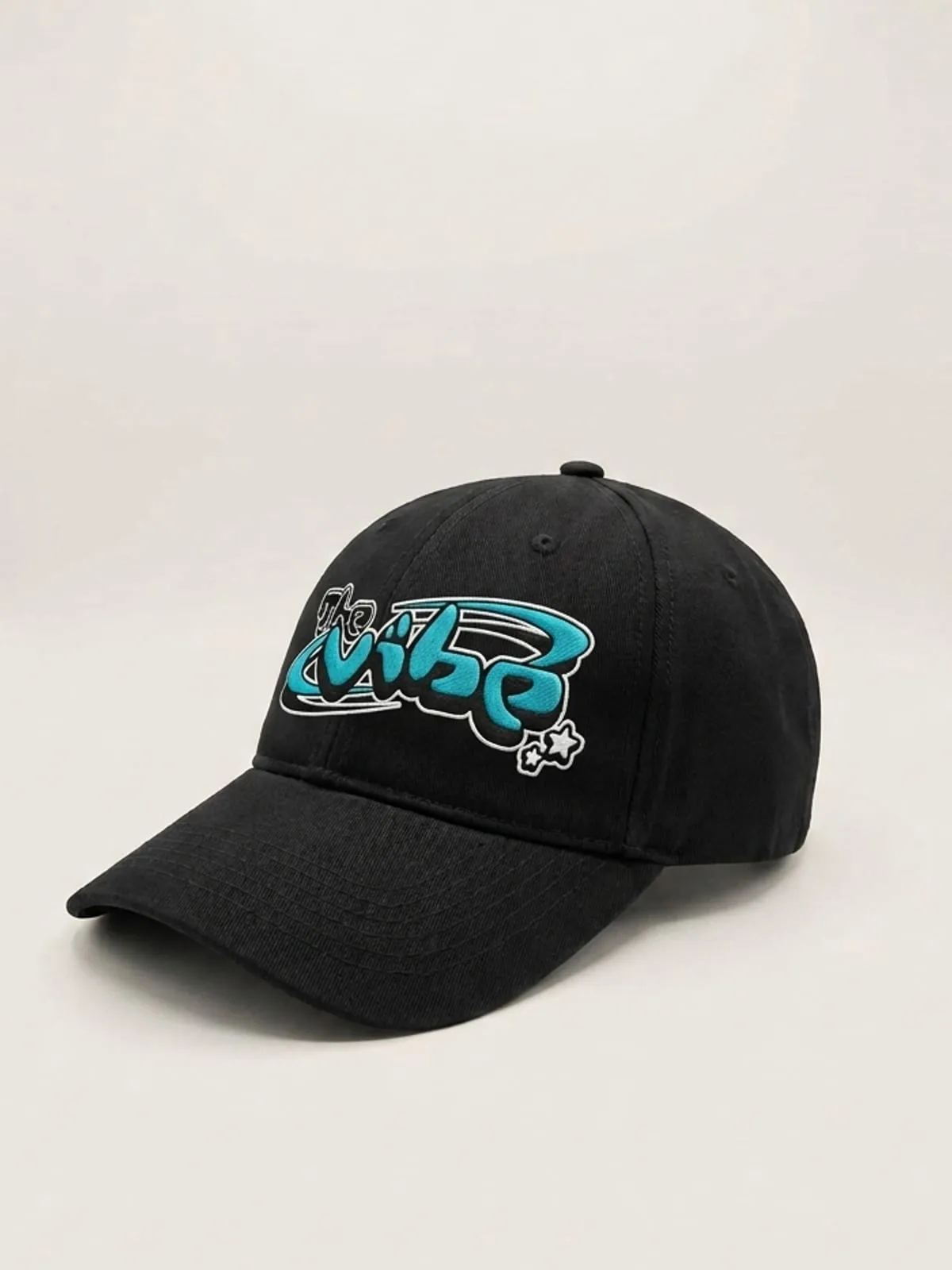 Gorra negra con el logo de The Vibe en cian, foto de producto de frente