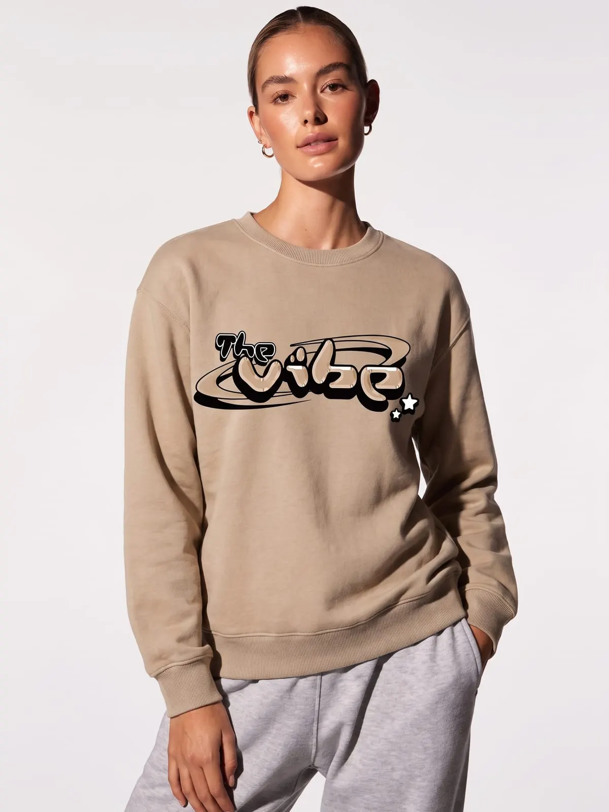 Modelo con la sudadera arena de The Vibe, de frente