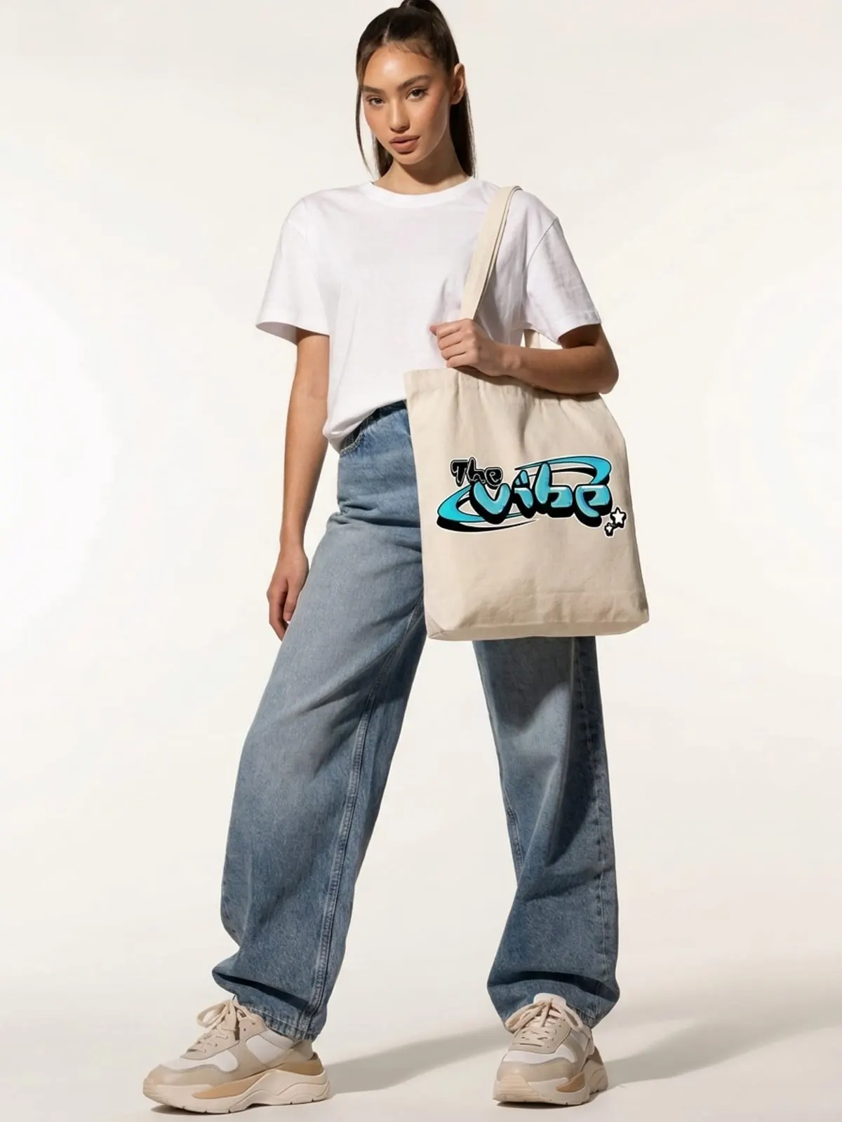 Modelo con la bolsa de lona cruda de The Vibe, de frente