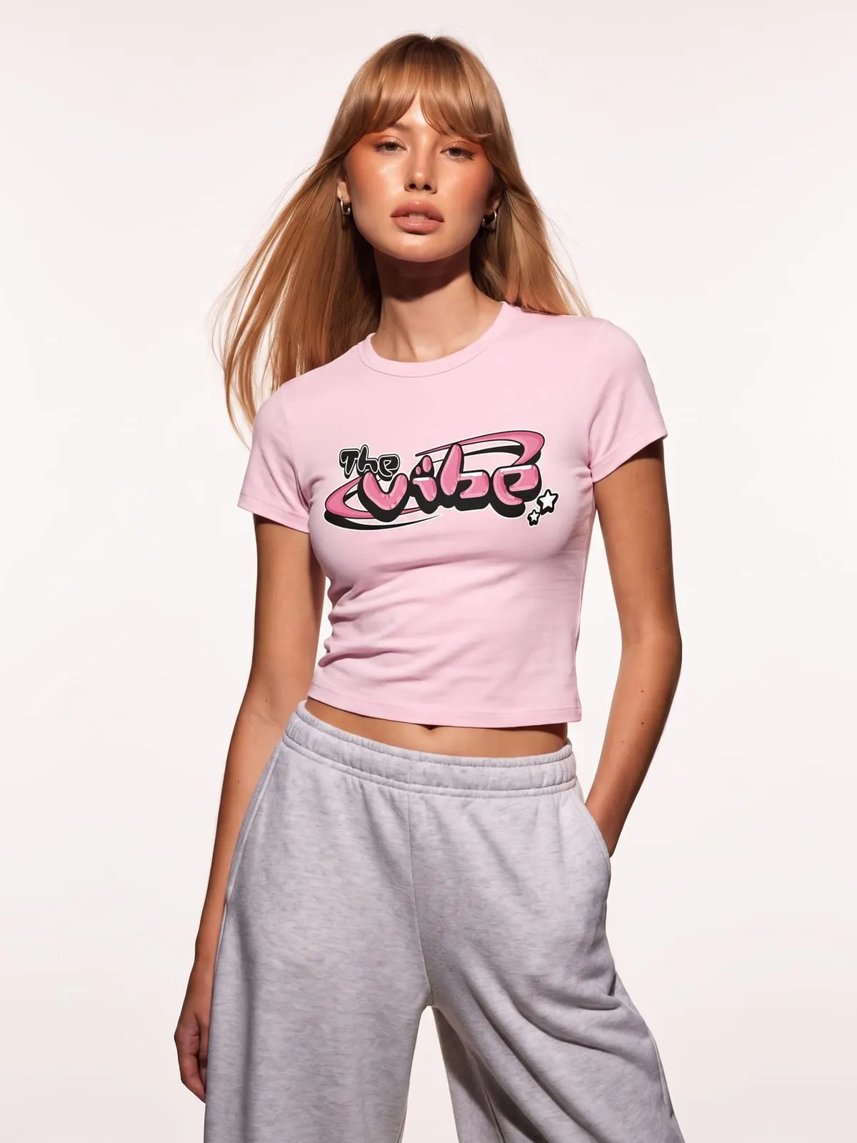 Modelo con la baby tee rosa de The Vibe, de frente