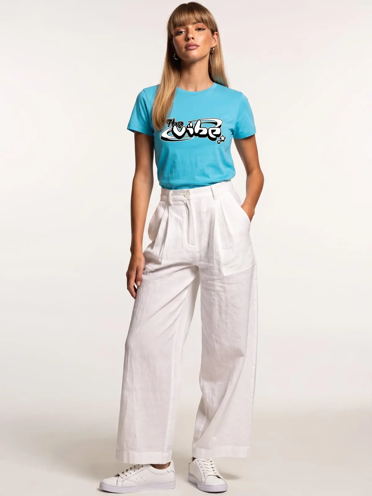 Modelo con la camiseta turquesa de The Vibe, de frente