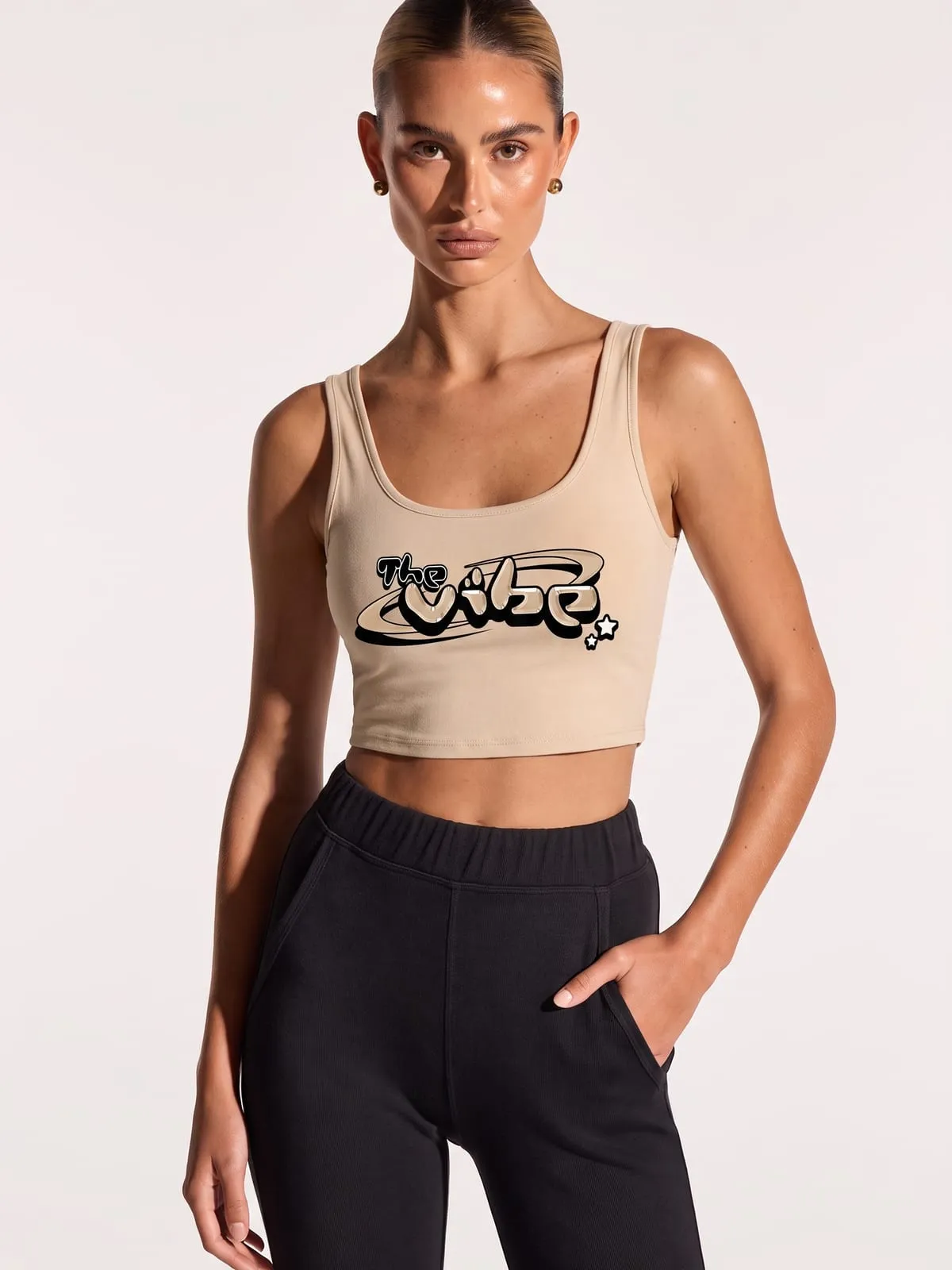 Modelo con el top deportivo arena de The Vibe, de frente