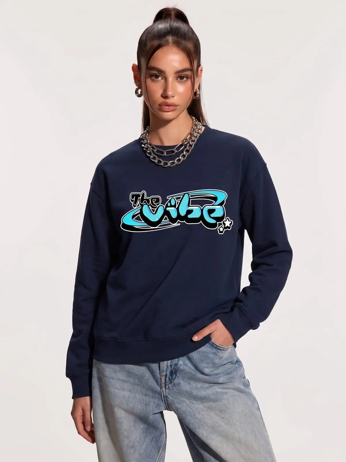 Modelo con la sudadera azul marino de The Vibe, de frente