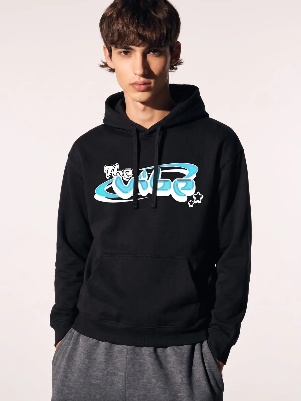 Modelo con la sudadera con capucha negra de The Vibe, de frente