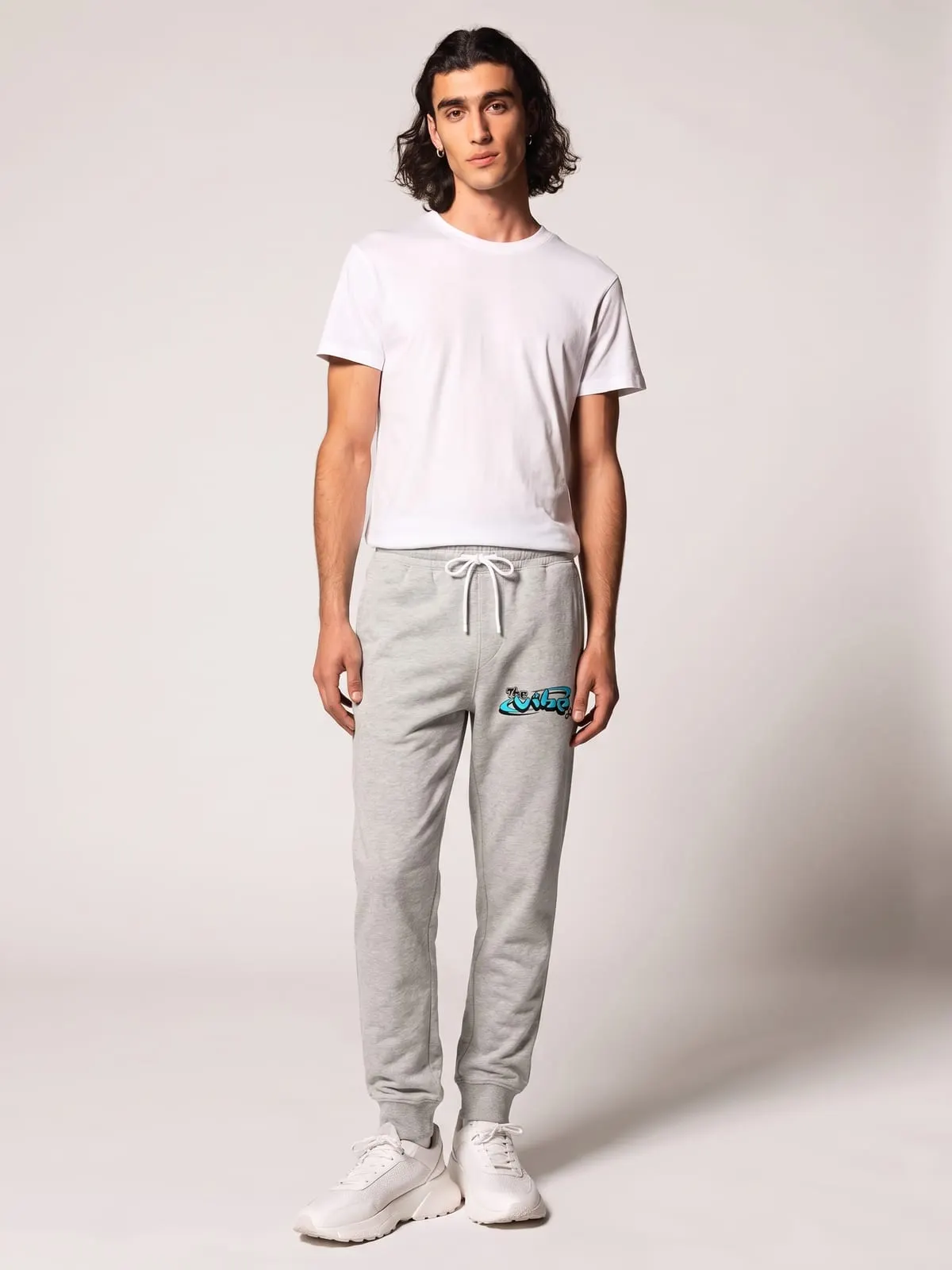 Modelo con el pantalón jogger gris de The Vibe, de frente