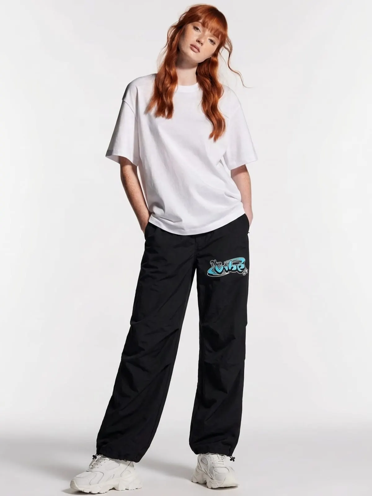 Modelo con el pantalón ancho negro de The Vibe, de frente