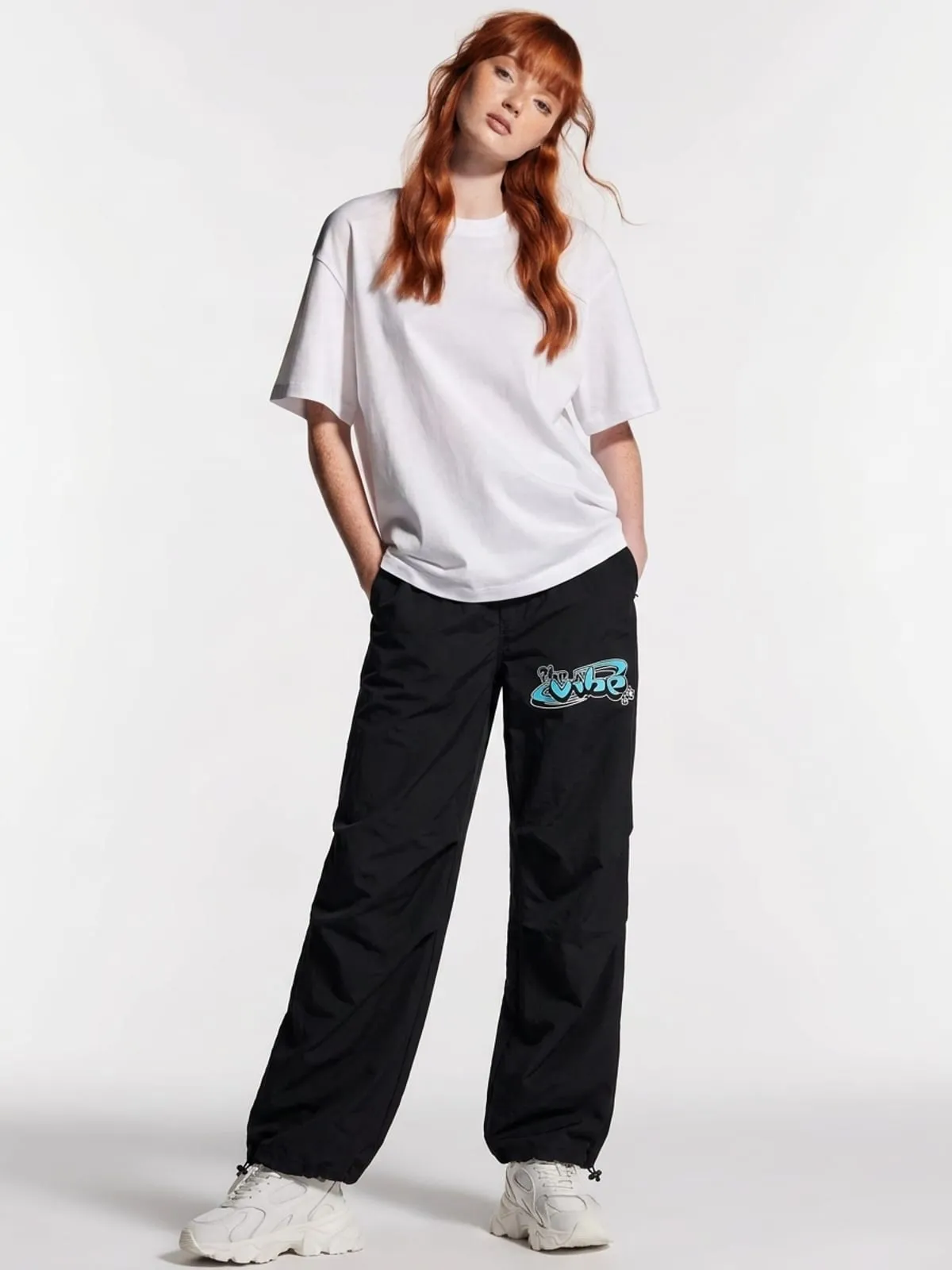 Modelo con el pantalón ancho negro de The Vibe, de frente