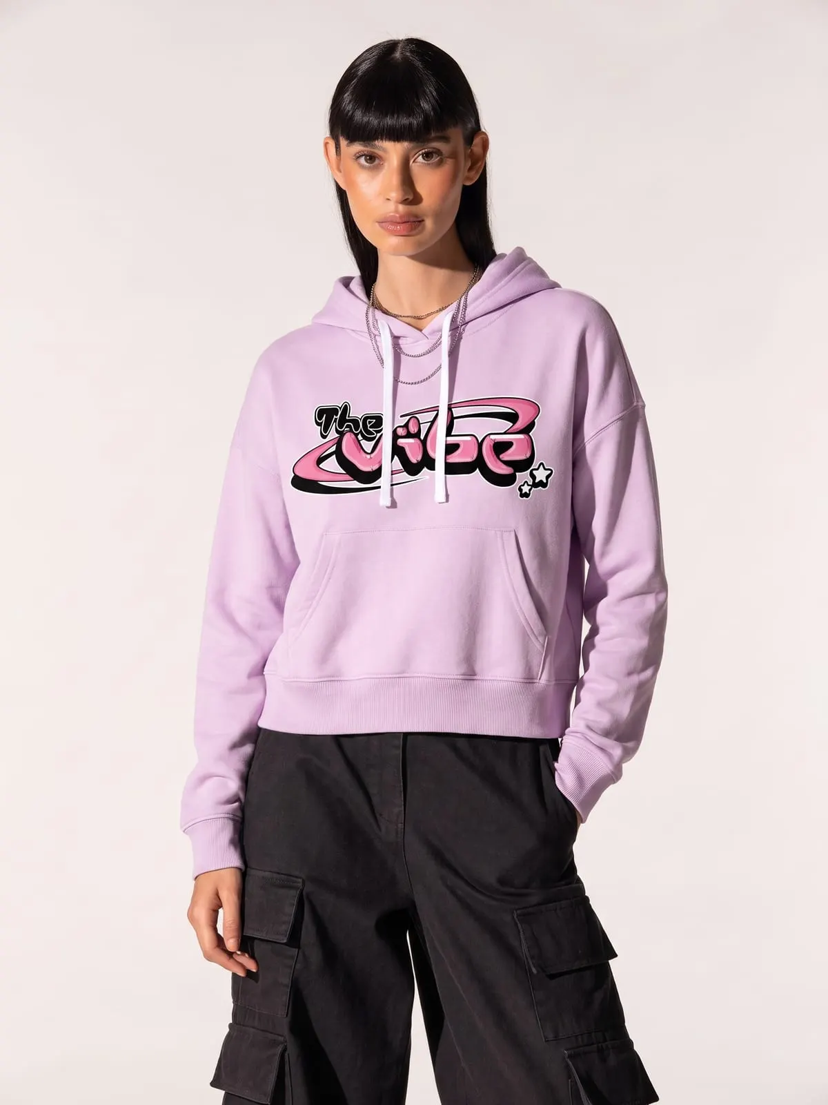 Modelo con la sudadera crop lila de The Vibe, de frente