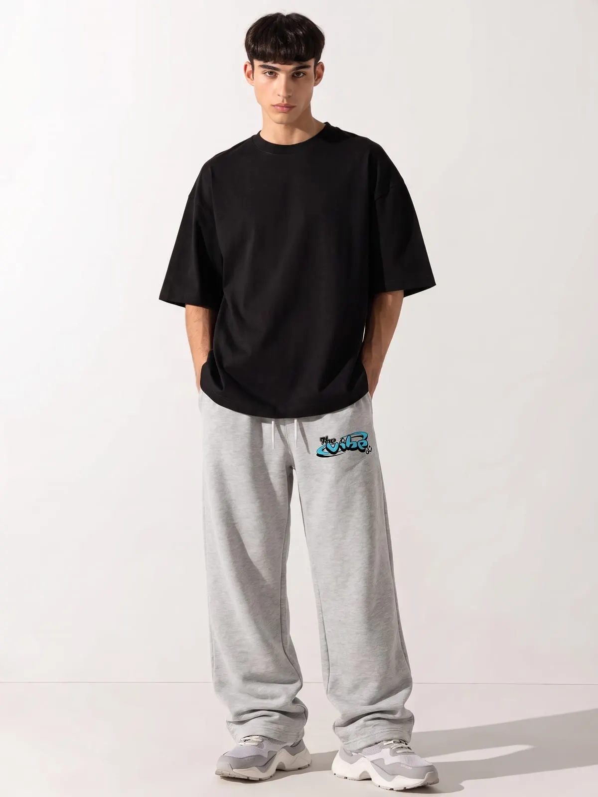 Modelo con el chándal baggy gris de The Vibe, de frente