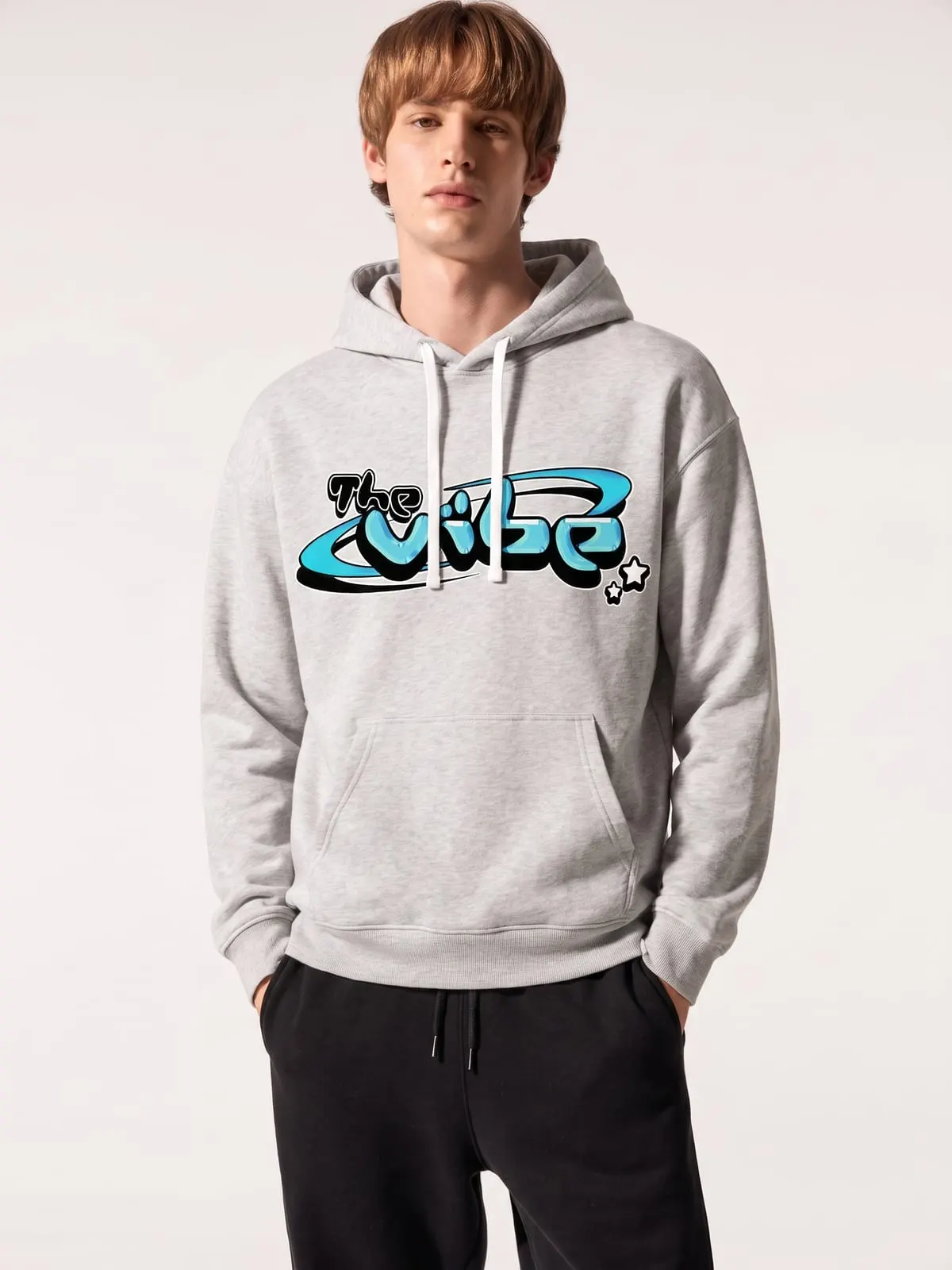 Modelo con la sudadera con capucha gris de The Vibe, de frente