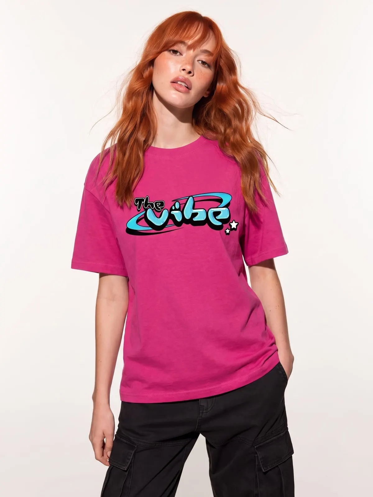 Modelo con la camiseta fucsia de The Vibe, de frente