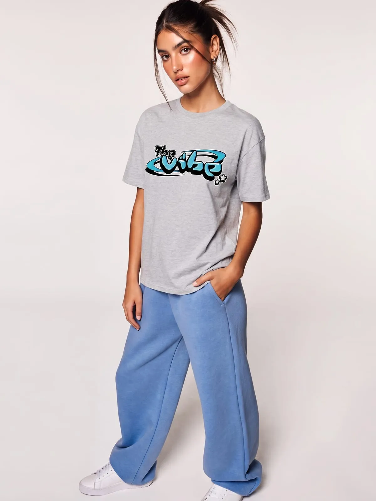 Modelo con la camiseta gris jaspeada de The Vibe, de frente