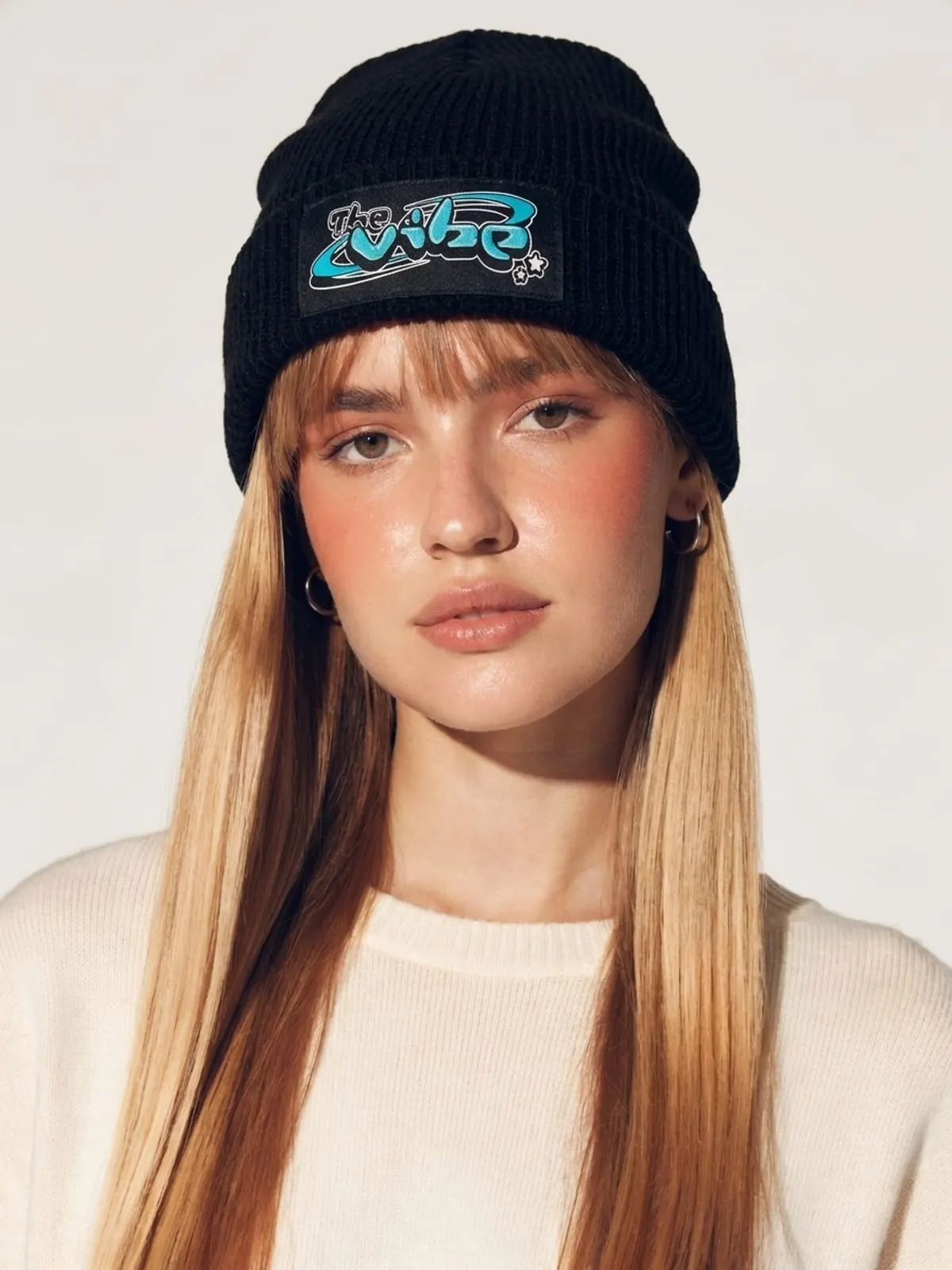 Modelo con el gorro negro de The Vibe, de frente