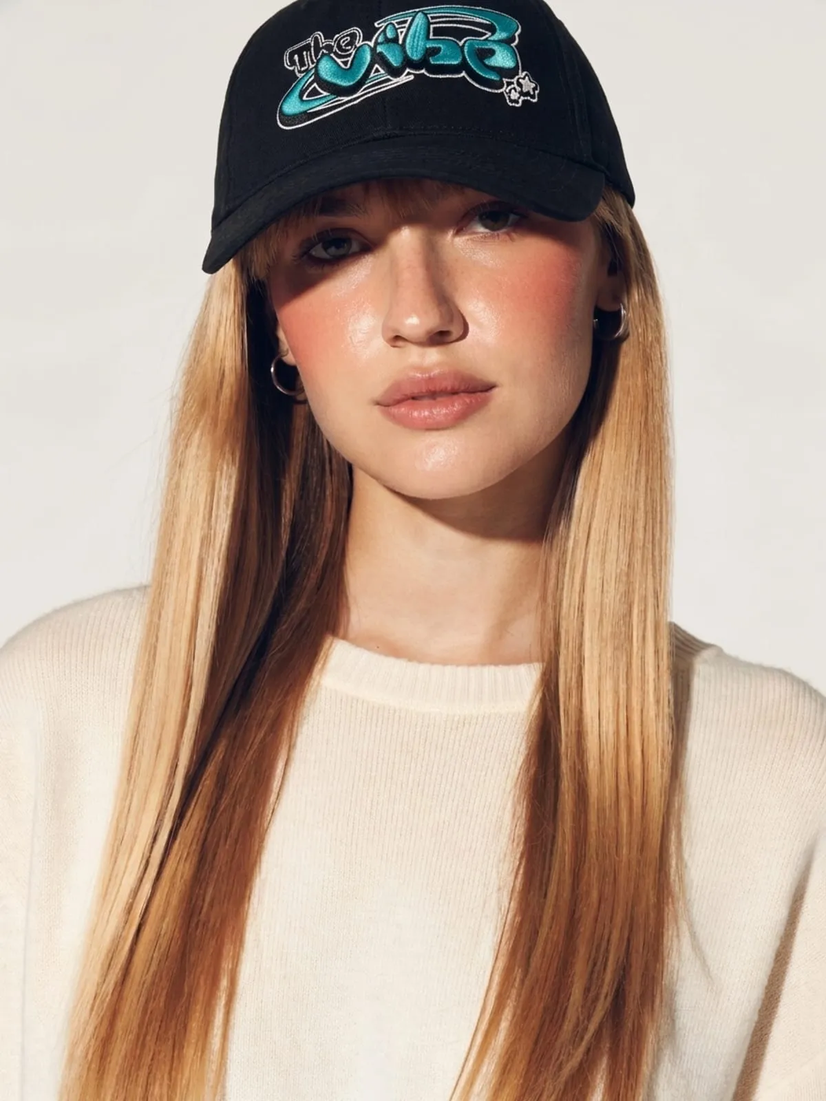 Modelo con la gorra negra de The Vibe, de frente