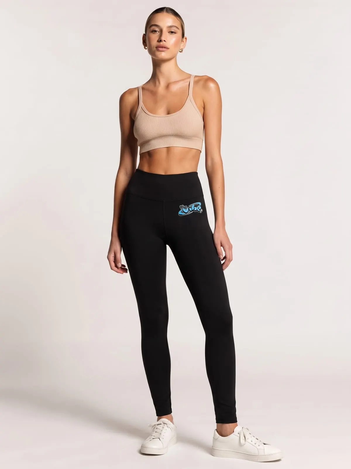 Modelo con los leggings negros de The Vibe, de frente