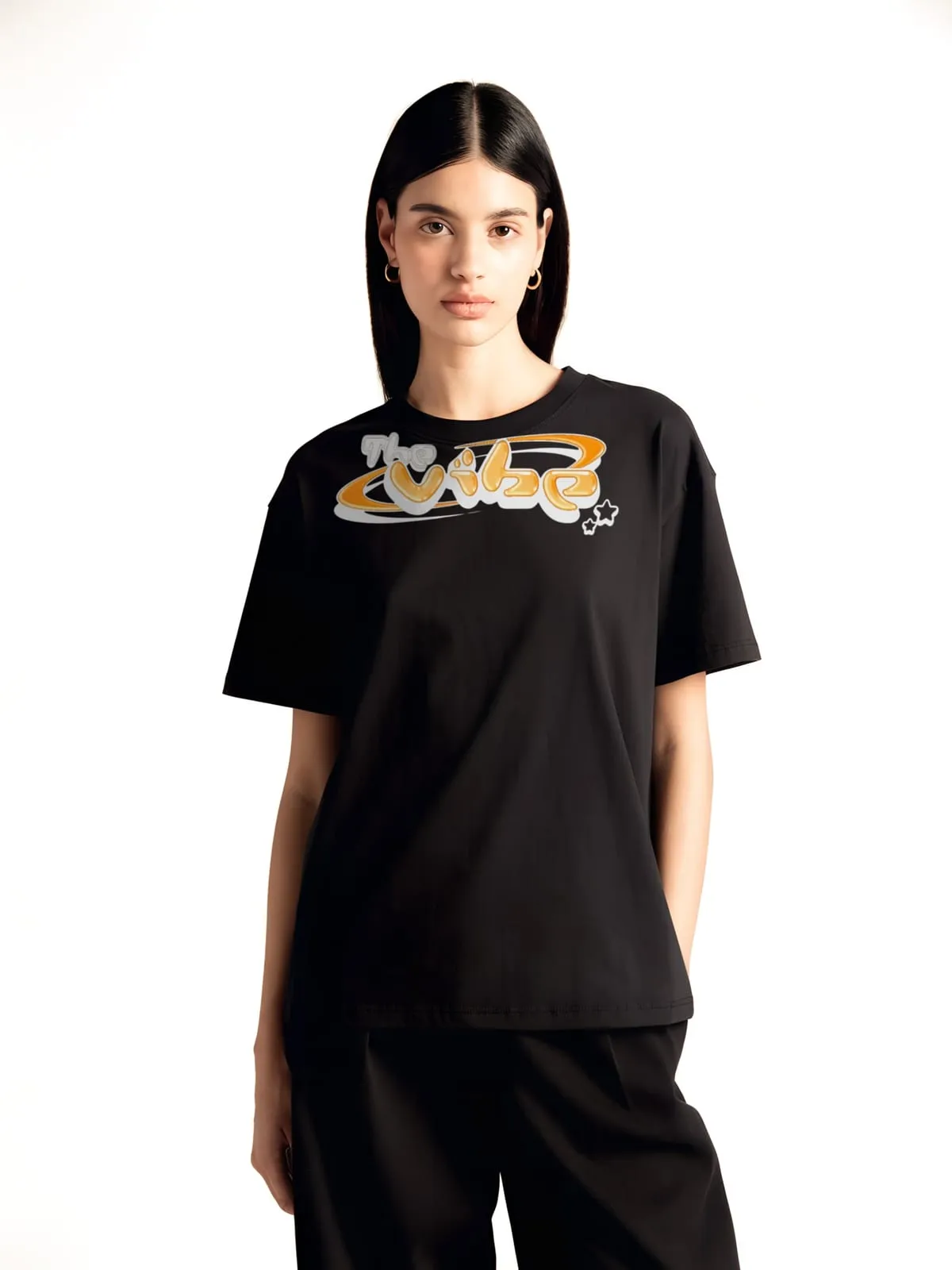 Modelo con la camiseta negra de Latinos de The Vibe, de frente