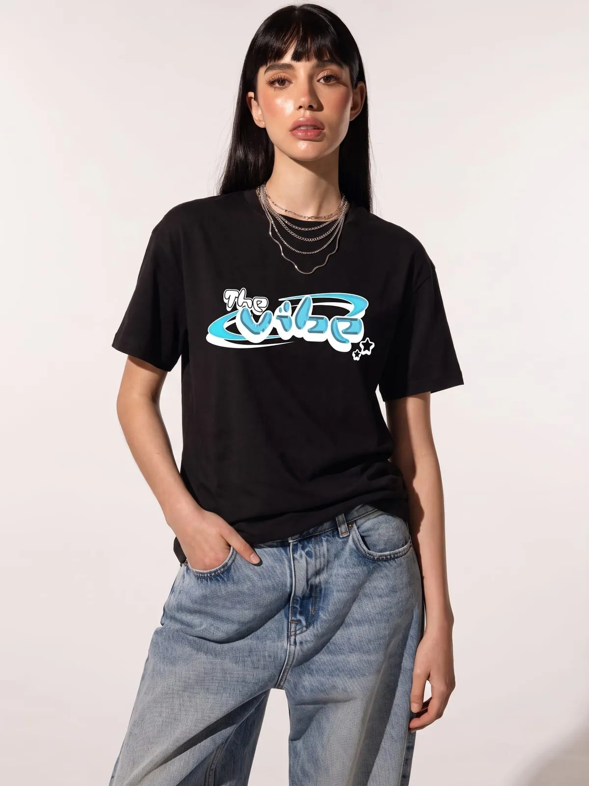 Modelo con la camiseta negra de The Vibe, de frente