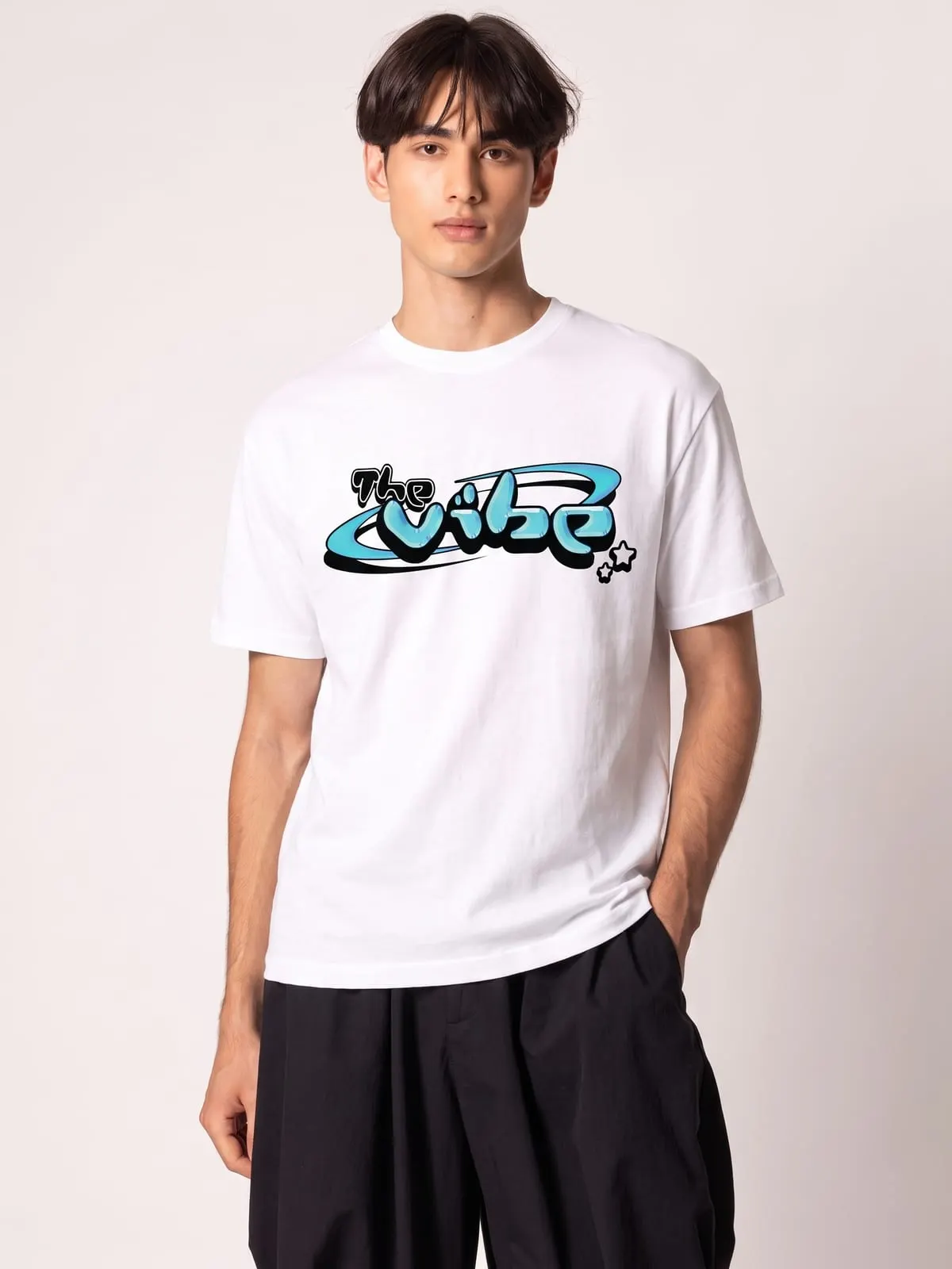 Modelo con la camiseta blanca de The Vibe, de frente