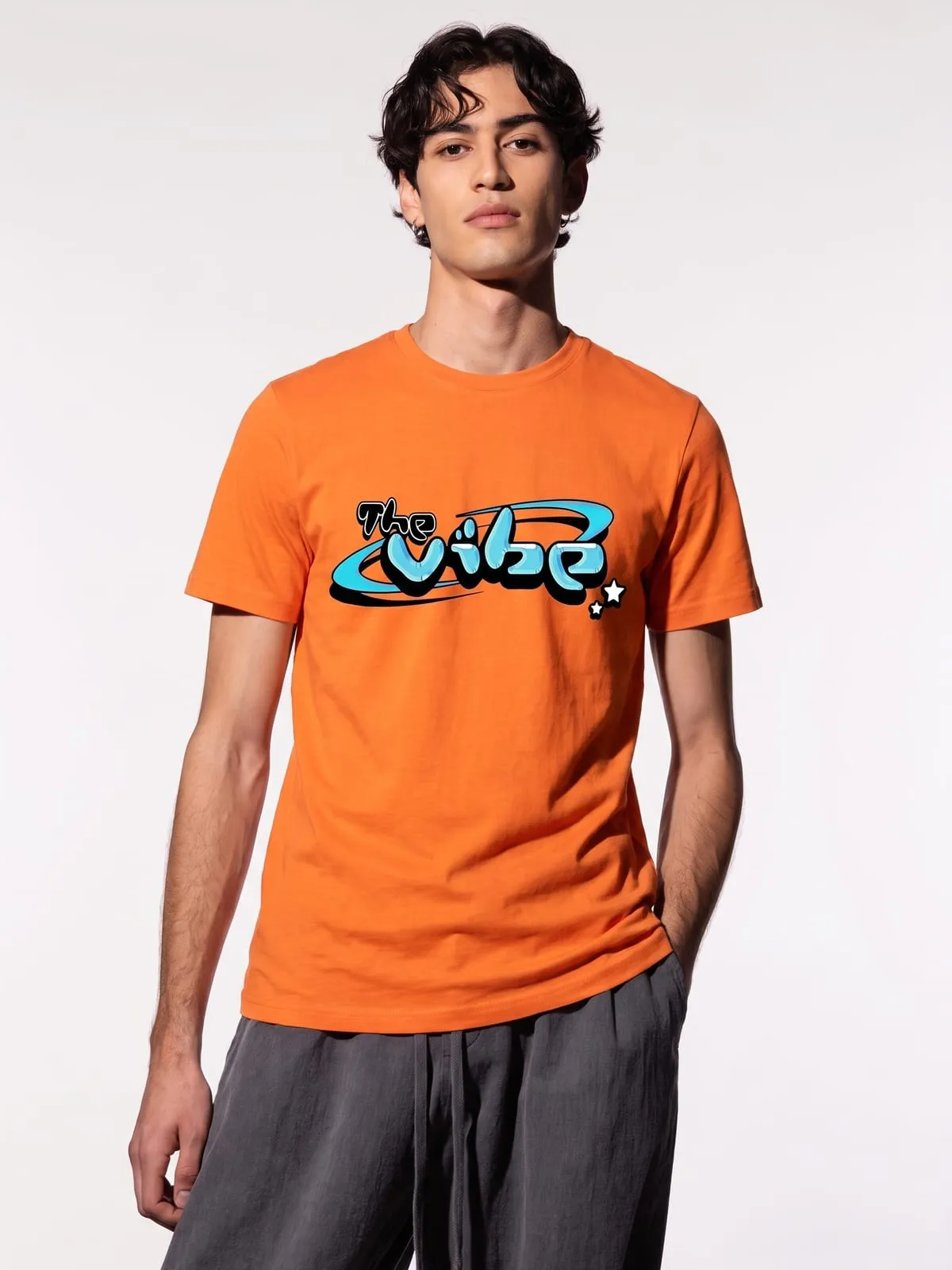 Modelo con la camiseta naranja de The Vibe, de frente