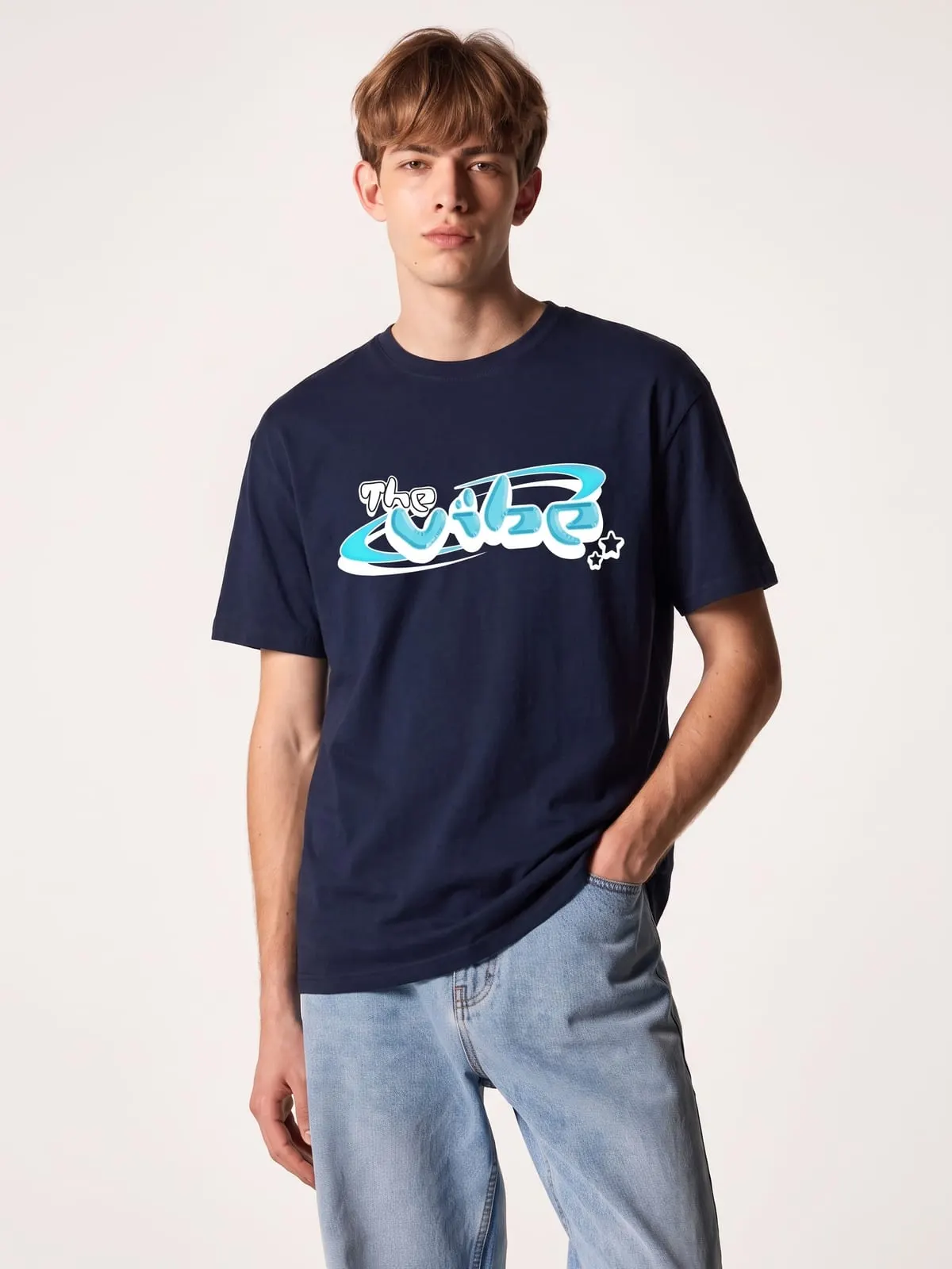 Modelo con la camiseta azul marino de The Vibe, de frente