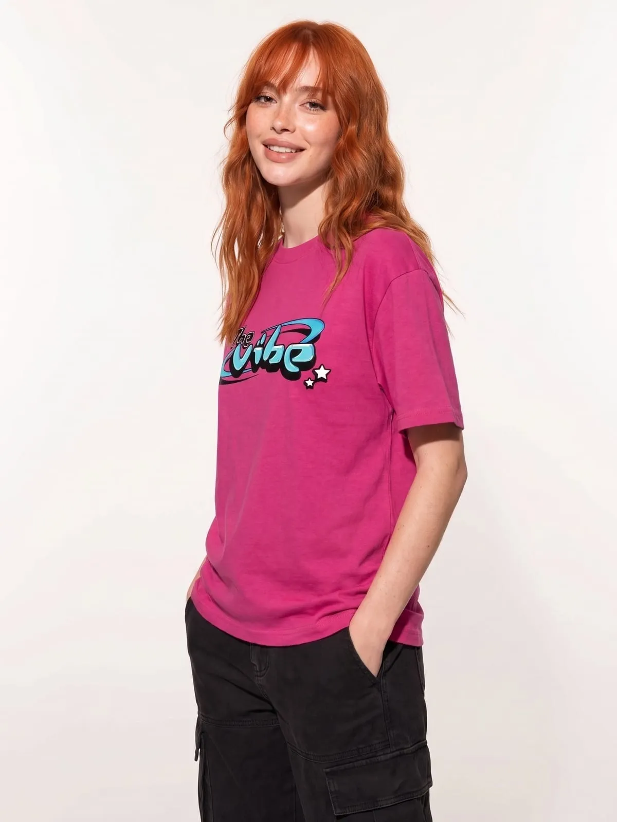 Modelo con la camiseta fucsia de The Vibe, de tres cuartos