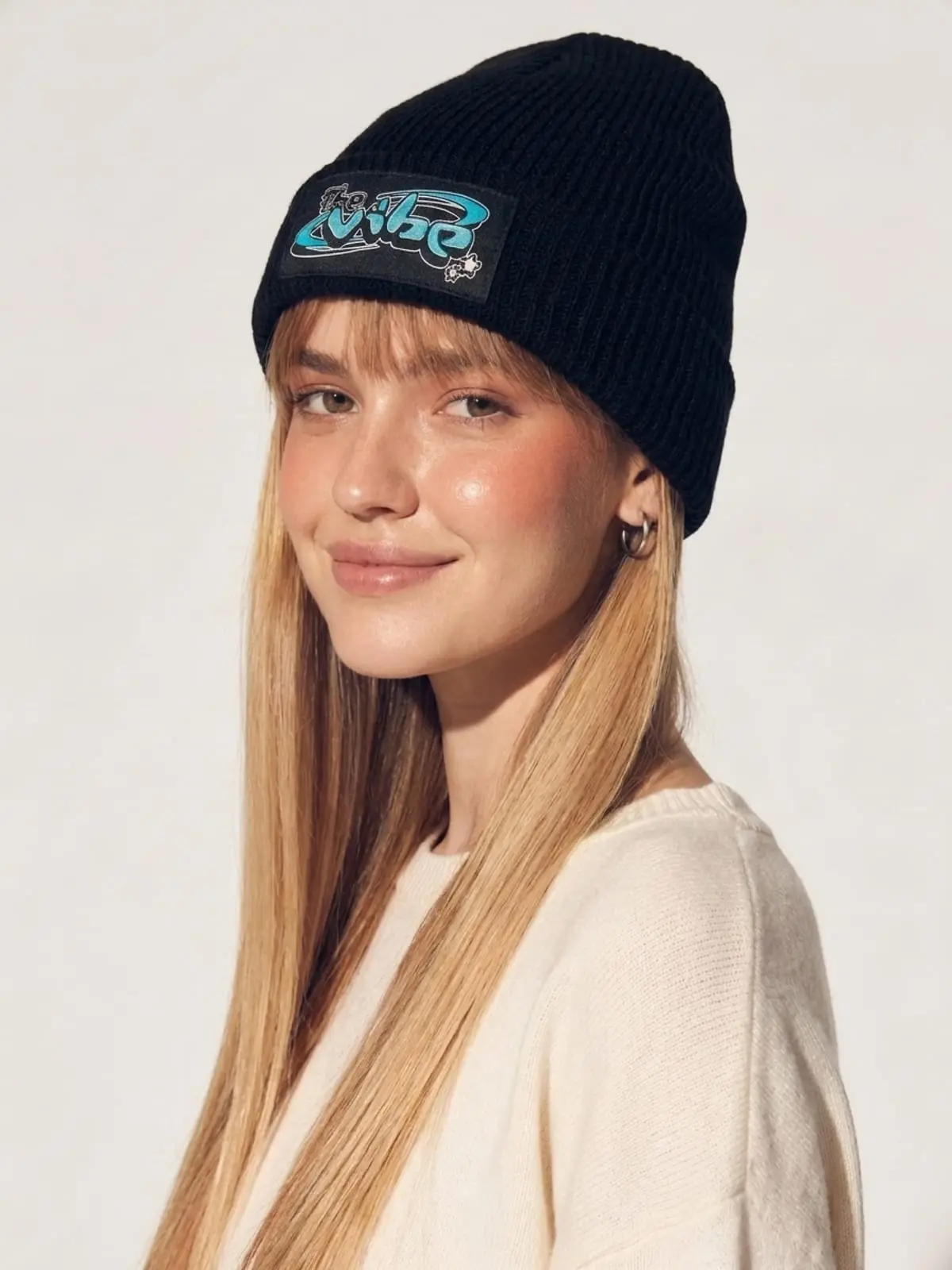 Gorro negro de The Vibe puesto