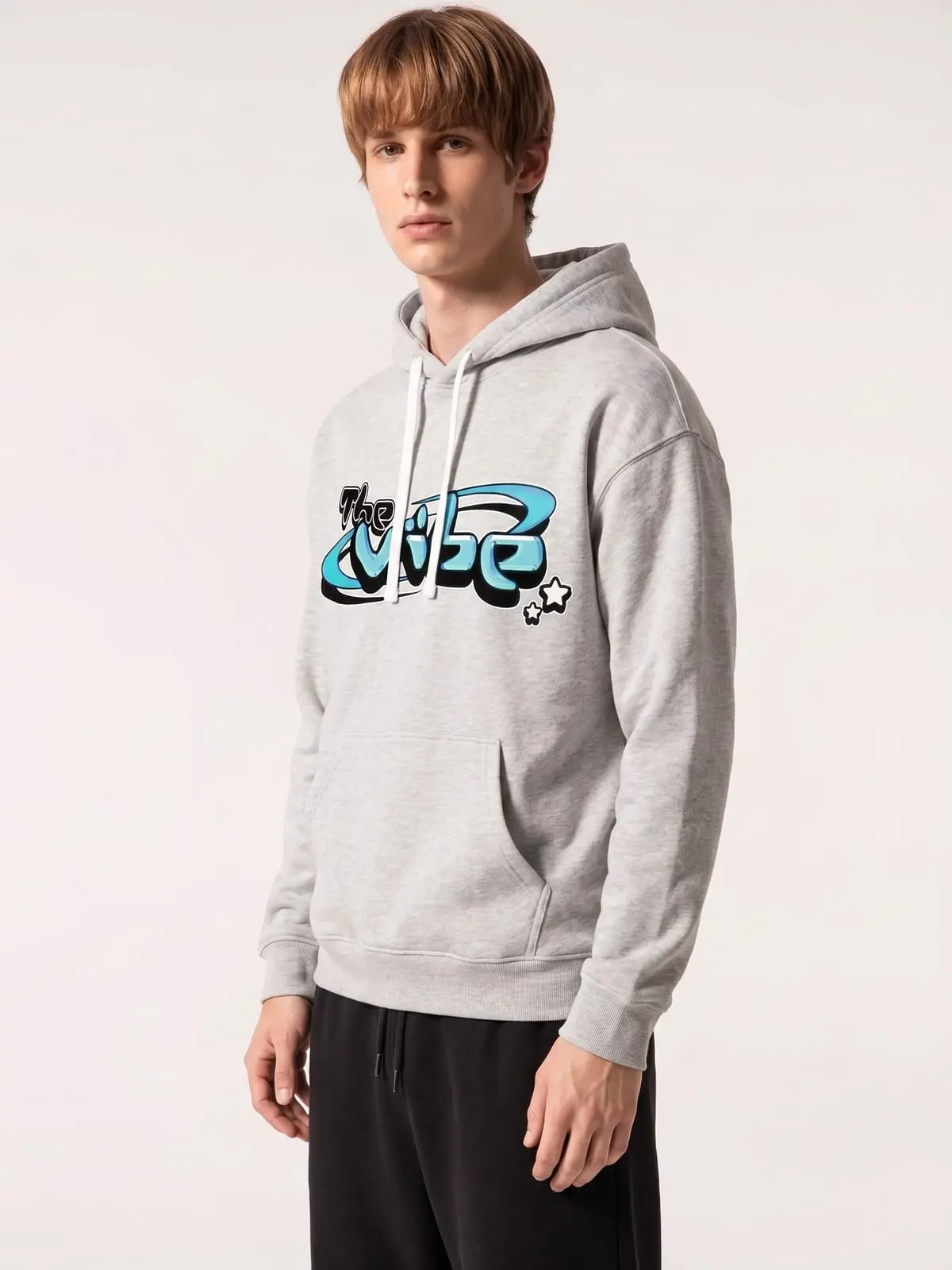 Chico con la sudadera con capucha gris de The Vibe