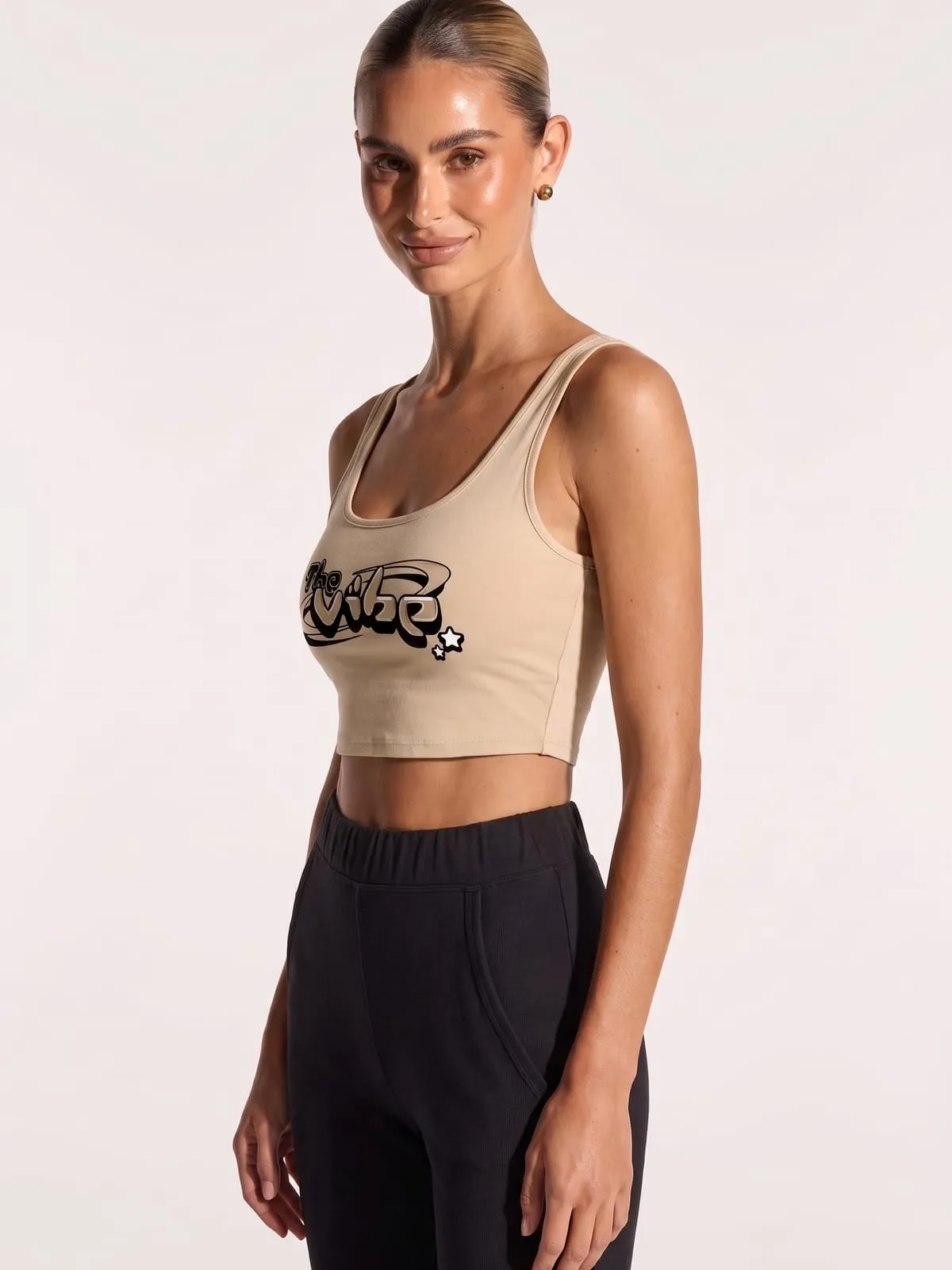 Modelo con el top deportivo arena de The Vibe, de tres cuartos