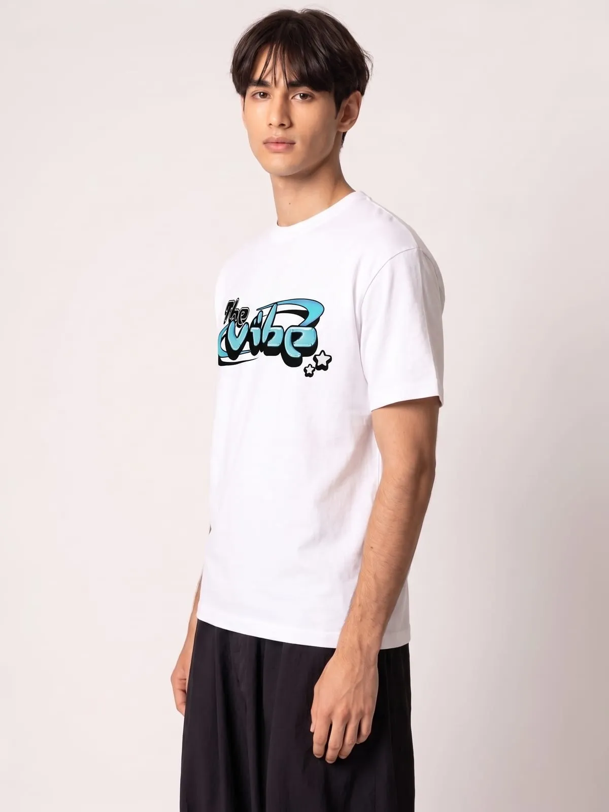 Modelo con la camiseta blanca de The Vibe, de tres cuartos