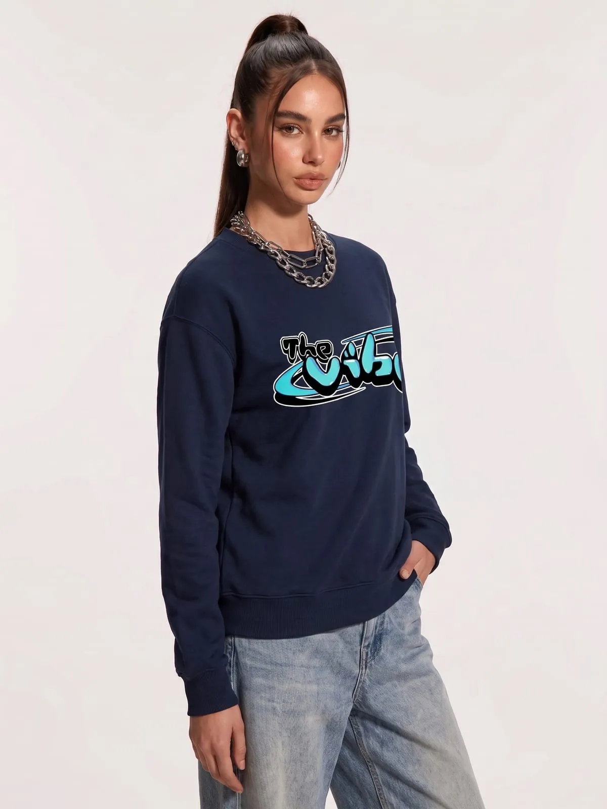 Modelo con la sudadera azul marino de The Vibe, de tres cuartos