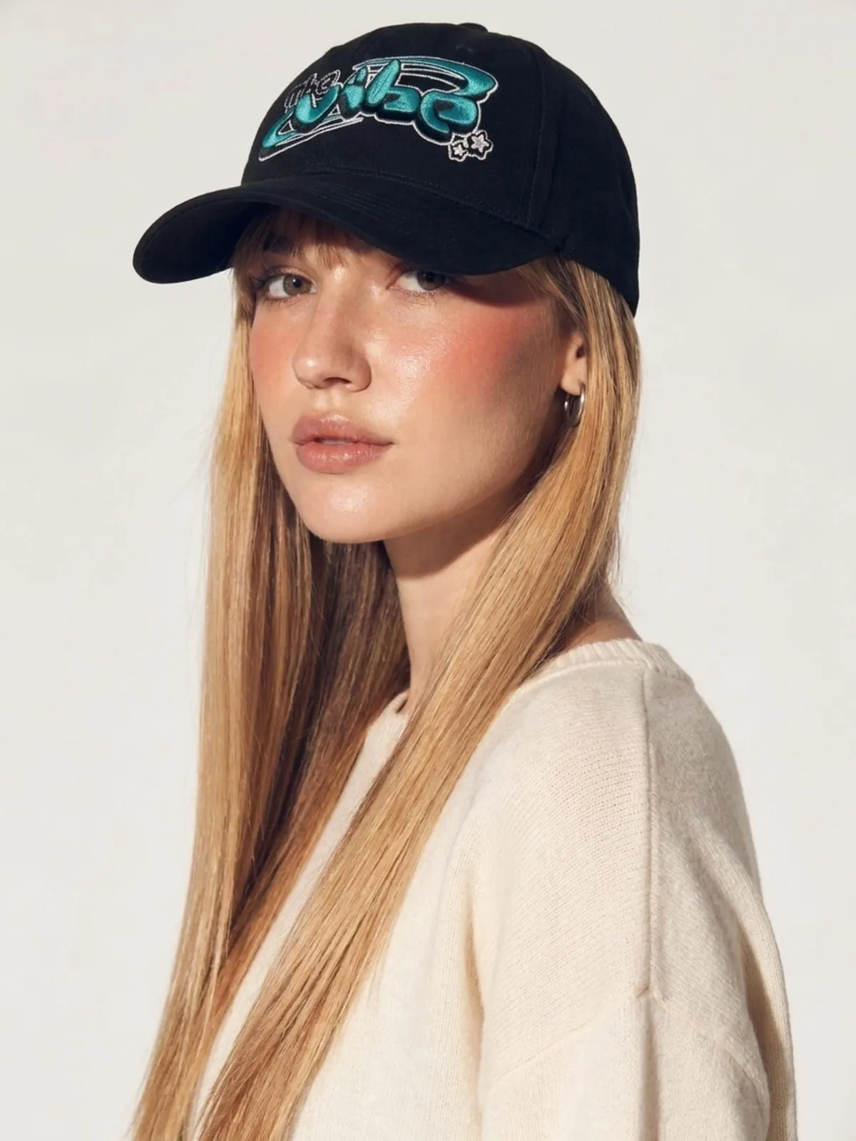 Modelo con la gorra negra de The Vibe, de tres cuartos