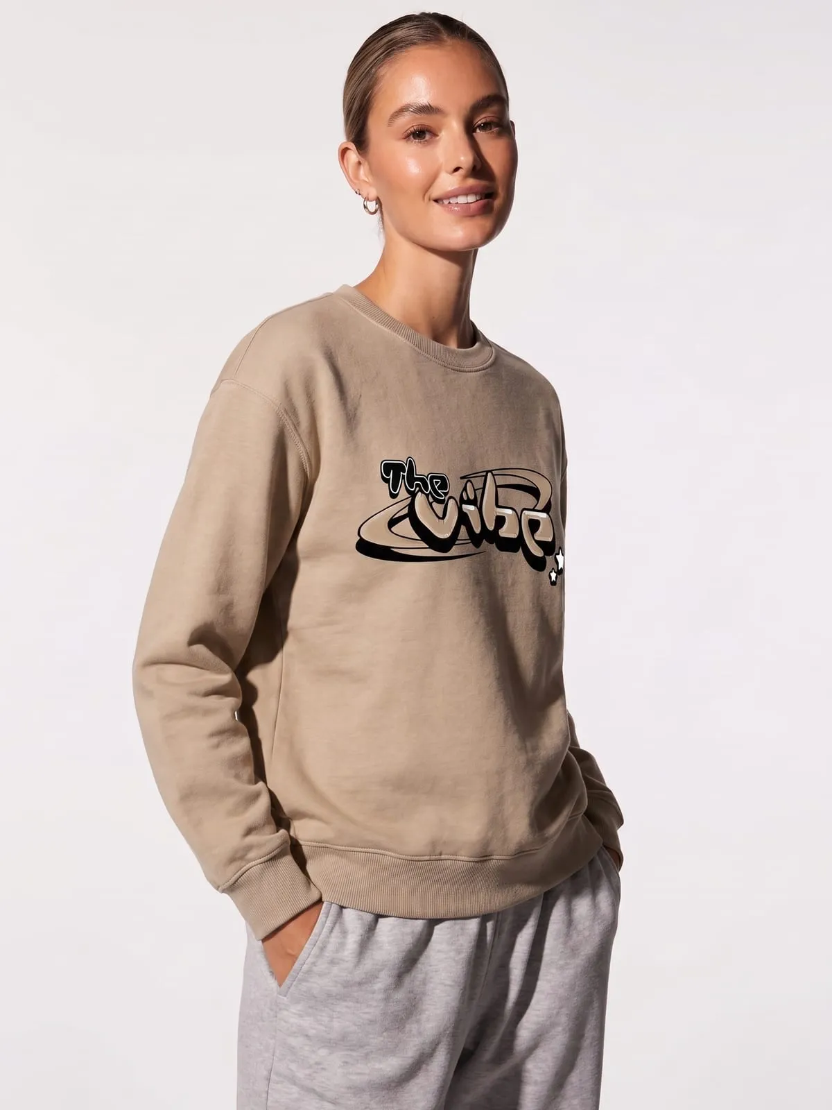 Modelo con la sudadera arena de The Vibe, de tres cuartos