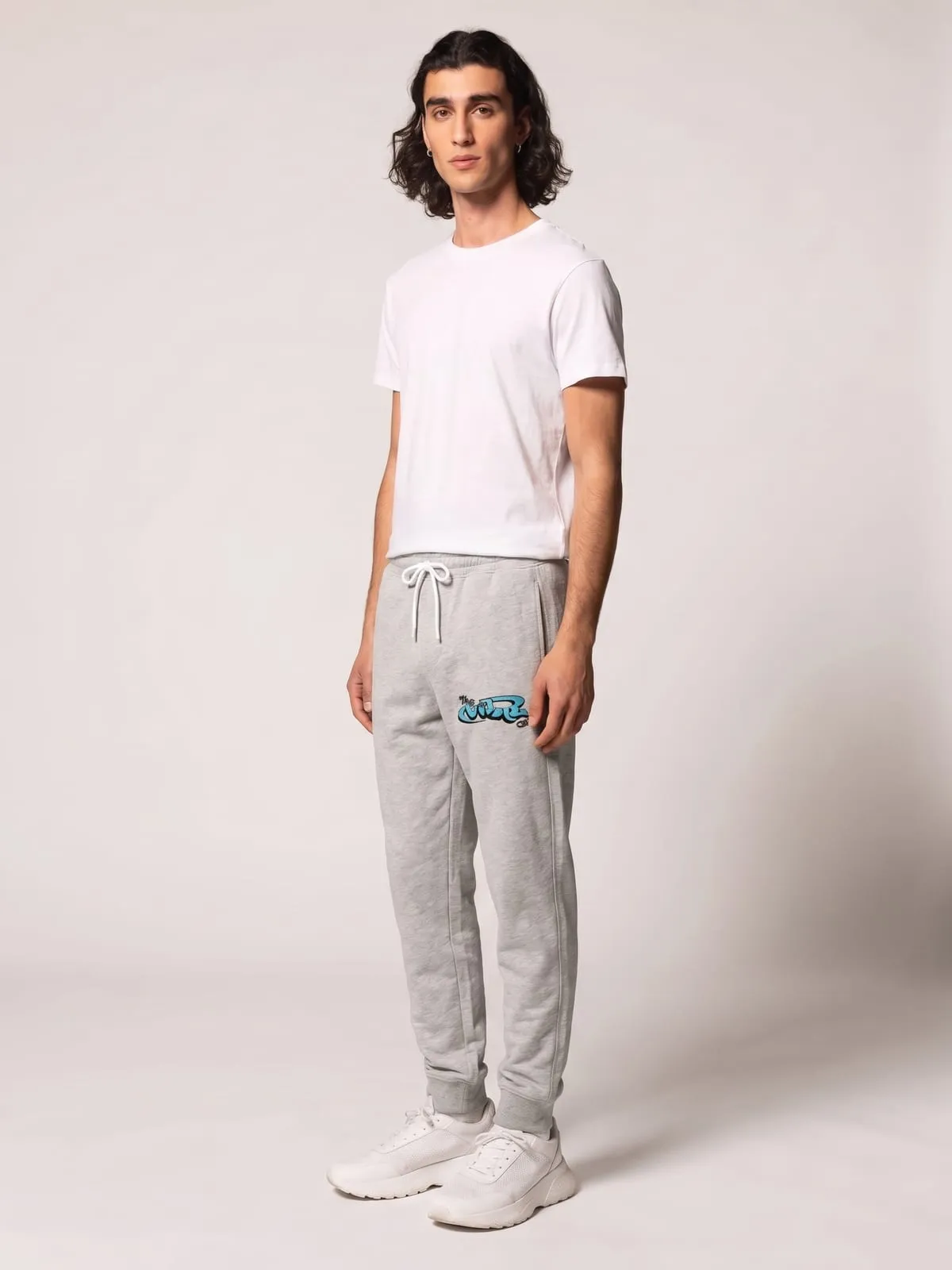 Modelo con el pantalón jogger gris de The Vibe, de tres cuartos